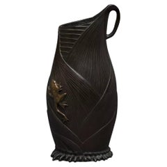 Jarra de bronce, Japón, pátina marrón chocolate, rana en redondo, S. XIX