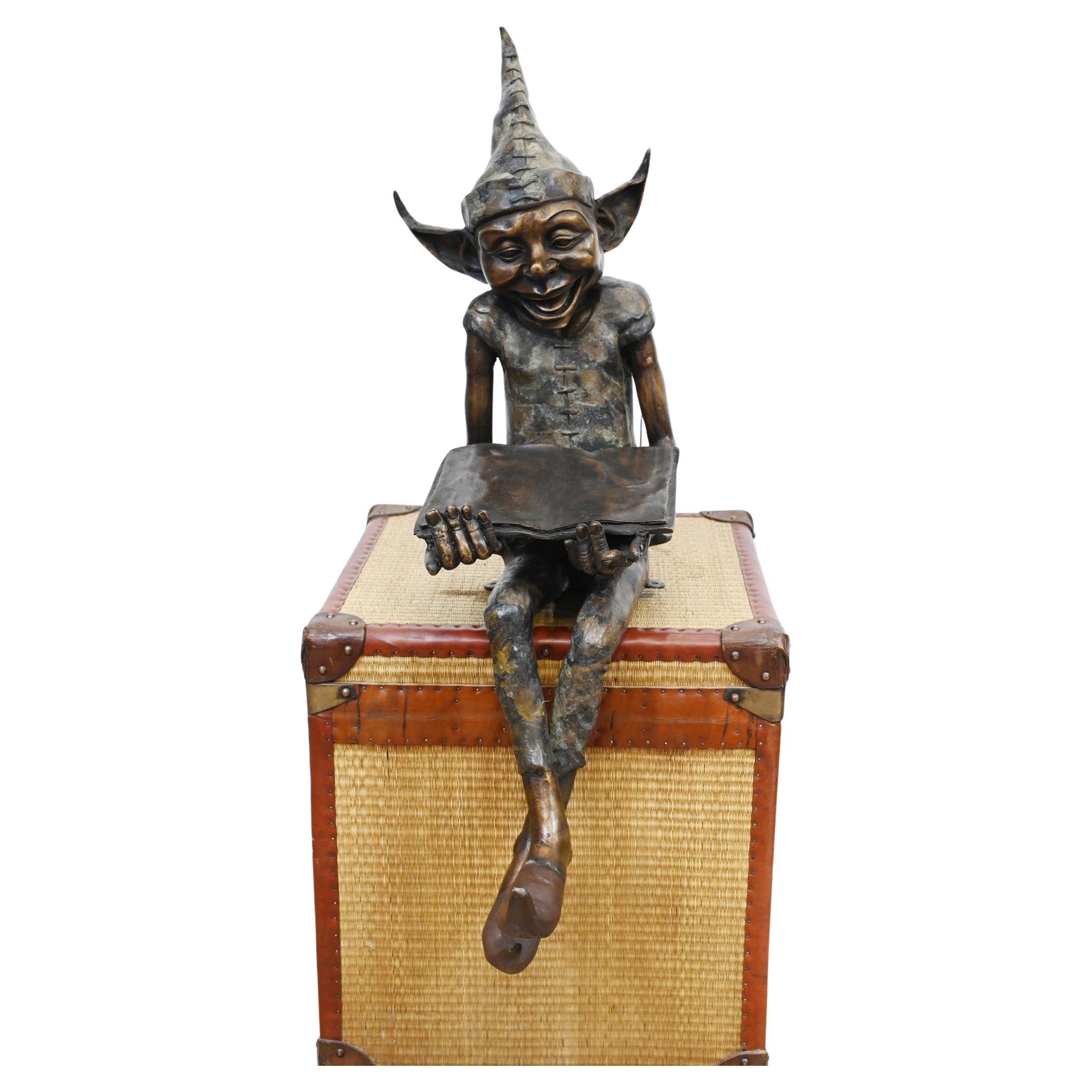 Statua di bronzo di Pixie Fairey, con elfo da lettura e manuale di sicurezza