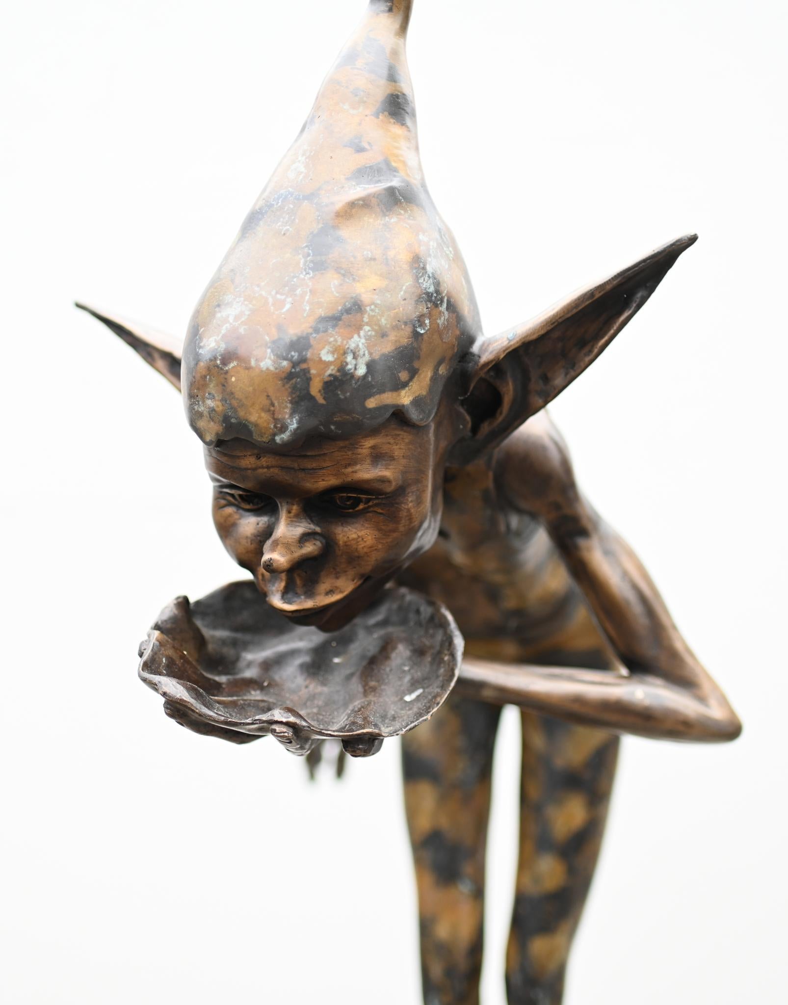 Splendida fontana pixie bronzo - o elph o fairey
Un pezzo così stravagante che supera i quattro piedi di altezza (128 CM).
Un grande pezzo per il giardino e naturalmente, essendo in bronzo, non teme la ruggine.
L'acqua entra attraverso il tubo sul