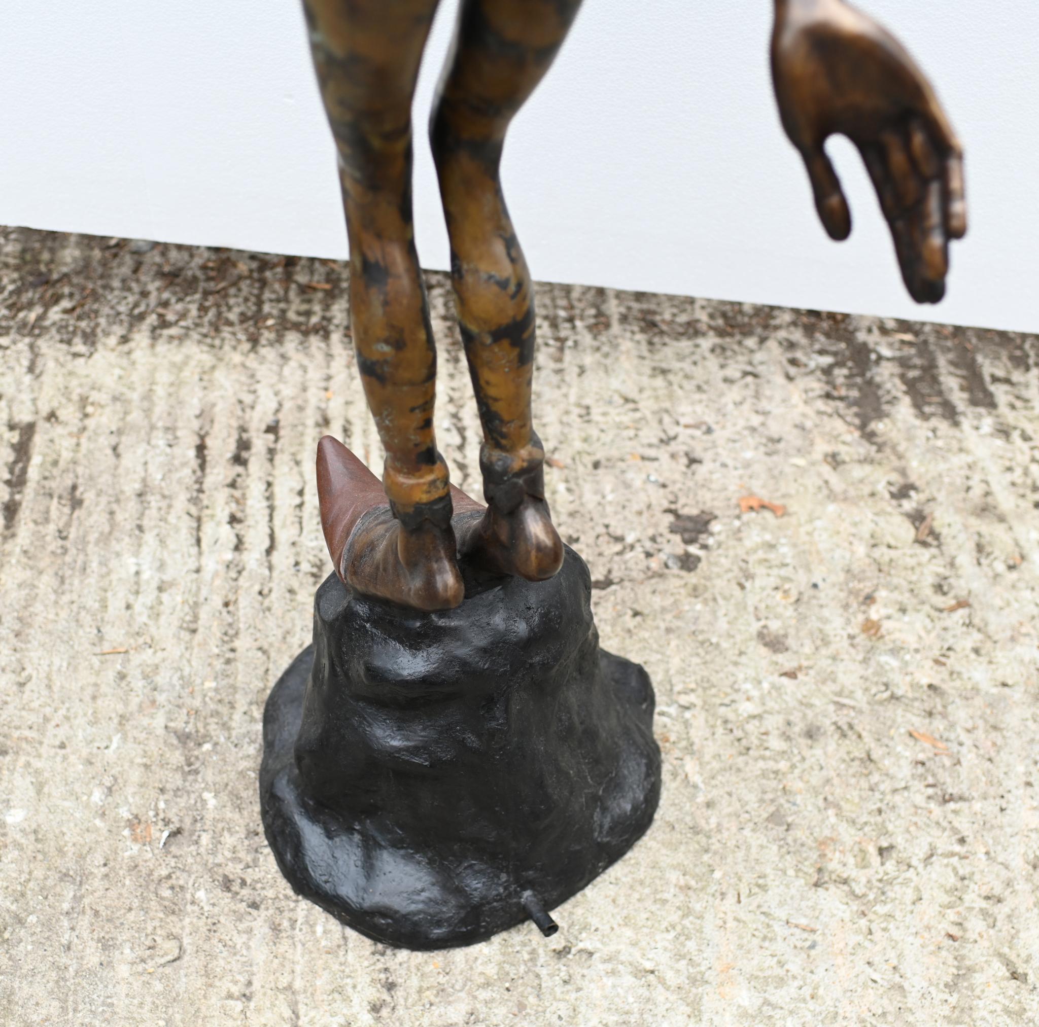 Fine XX secolo Fontana di bronzo Pixie Elph Fairey Statua da giardino in fusione celtica in vendita