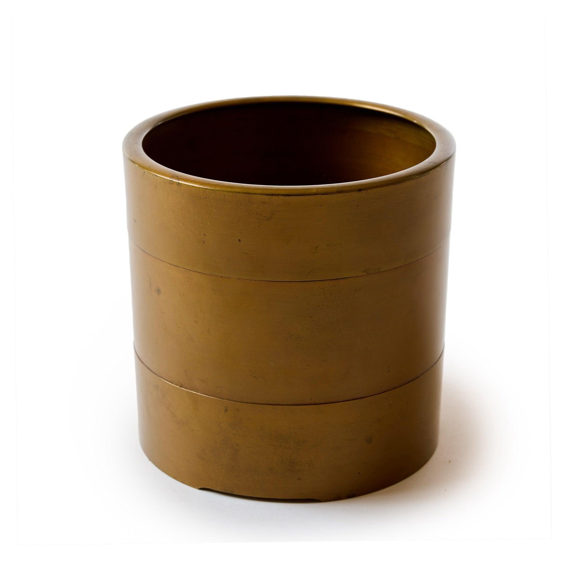 Una fioriera art déco in bronzo con dettagli in argento.