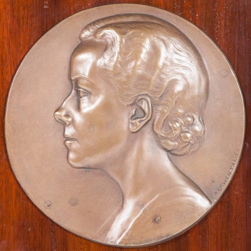 A 1930s bronze plaque of a woman in profile by the German sculptor Artur Imanuel Loewental mounted on a mahogany board with stand.

Diameter of bronze 7 inches - 17 cm. Marked: A.LOEWENTAL.F.

Artur Immanuel Loewental (1879-1964) was a sculptor who