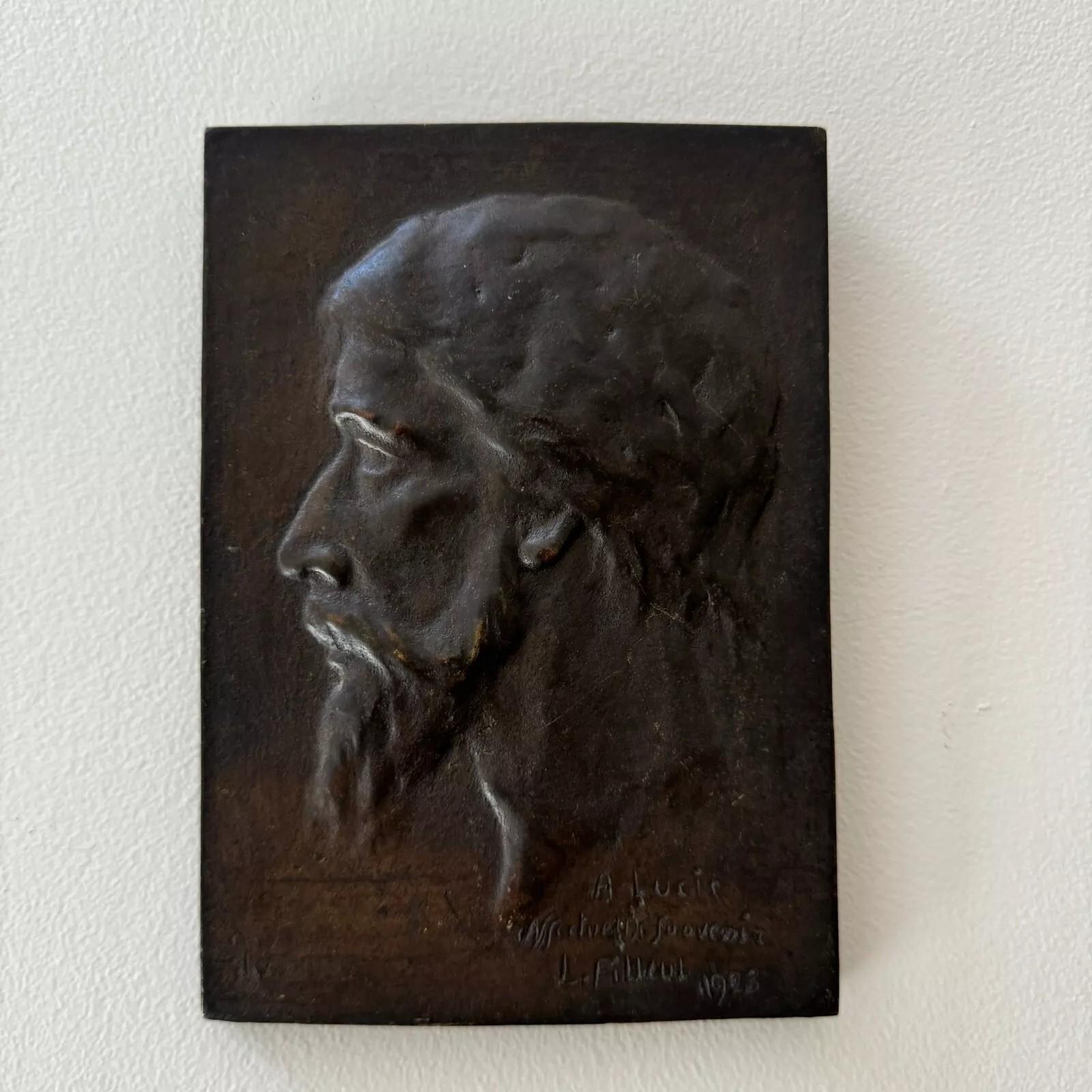 Diese Bronzetafel wurde von Charles Filleul geschaffen.
Sie ist aus Bronze mit einer schokoladenfarbenen Patina gefertigt. Es trägt die Widmung: 