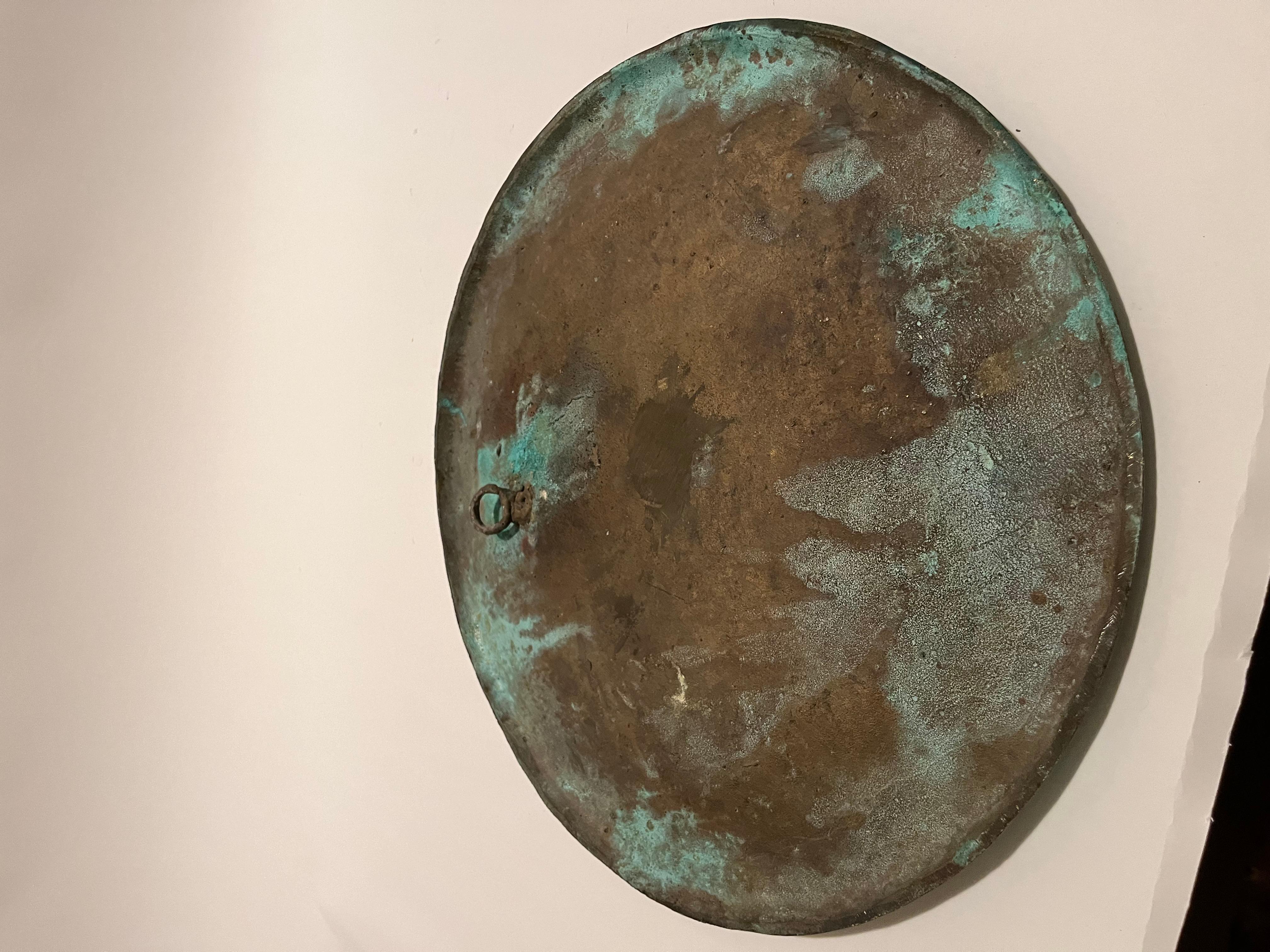 Runde Plakette aus patinierter Bronze mit Relief  Darstellung der mythologischen Figur der Medusa von Pal Kepenyes, der ursprünglich aus Ungarn stammte und nach Mexiko ausgewandert war. Verso Ring zum Aufhängen.