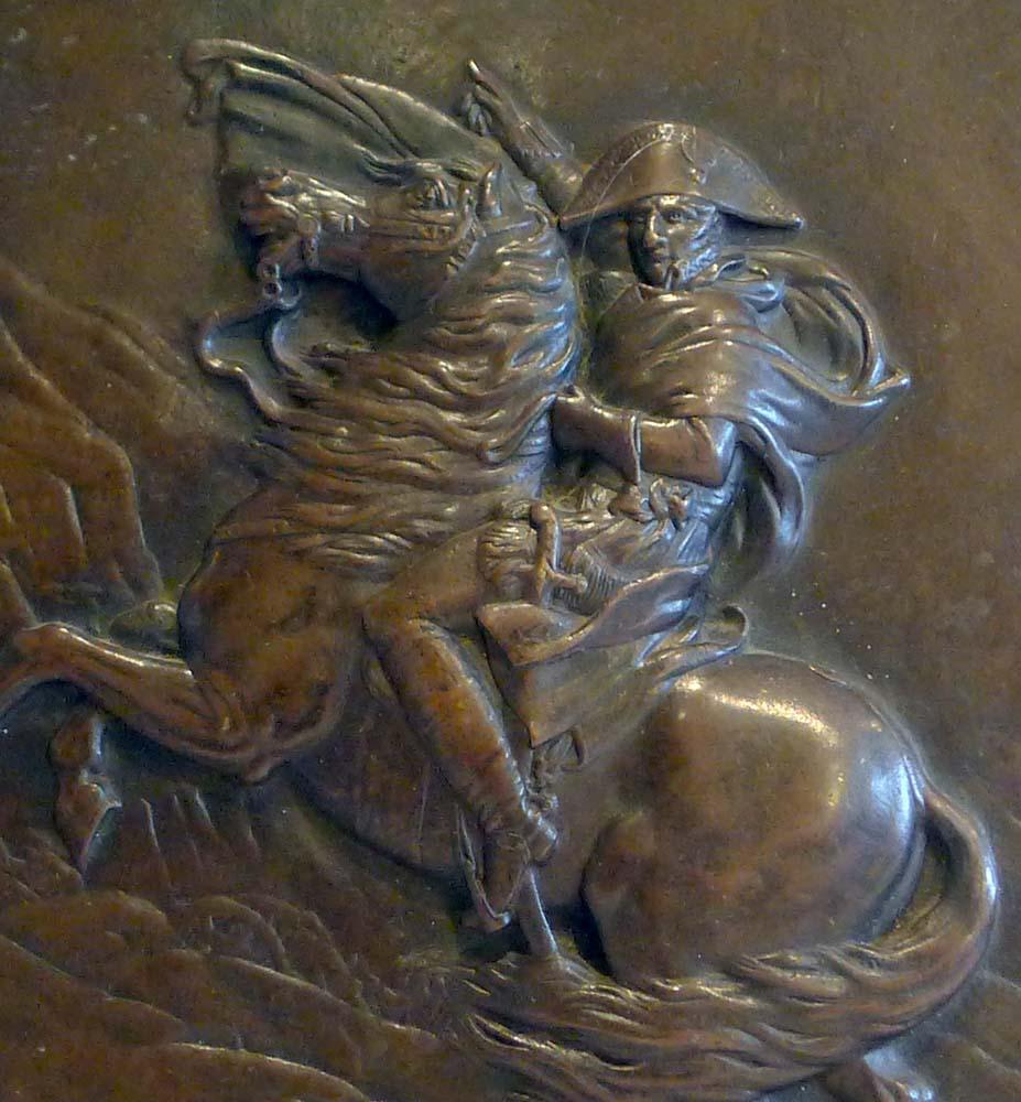 Plaque de bronze en haut-relief représentant Napoléon franchissant les Alpes d'après le célèbre tableau de Jacques-Louis David (30 août 1748-29 décembre 1825. Un moulage fin et très détaillé avec une belle patine brune profonde d'origine. I.L.A.
