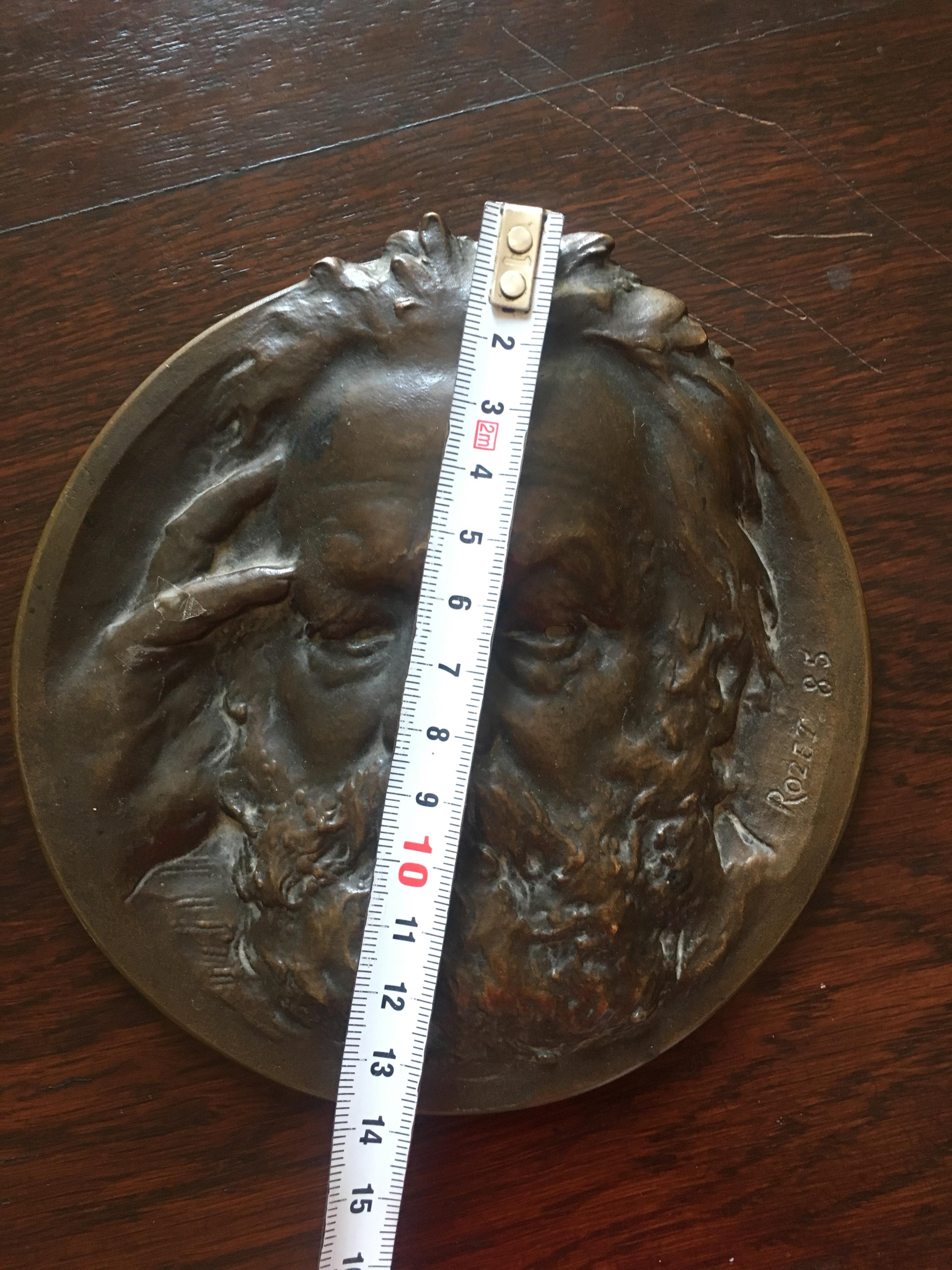 Français Plaque en bronze de Victor Hugo marquée Rozet 85 en vente