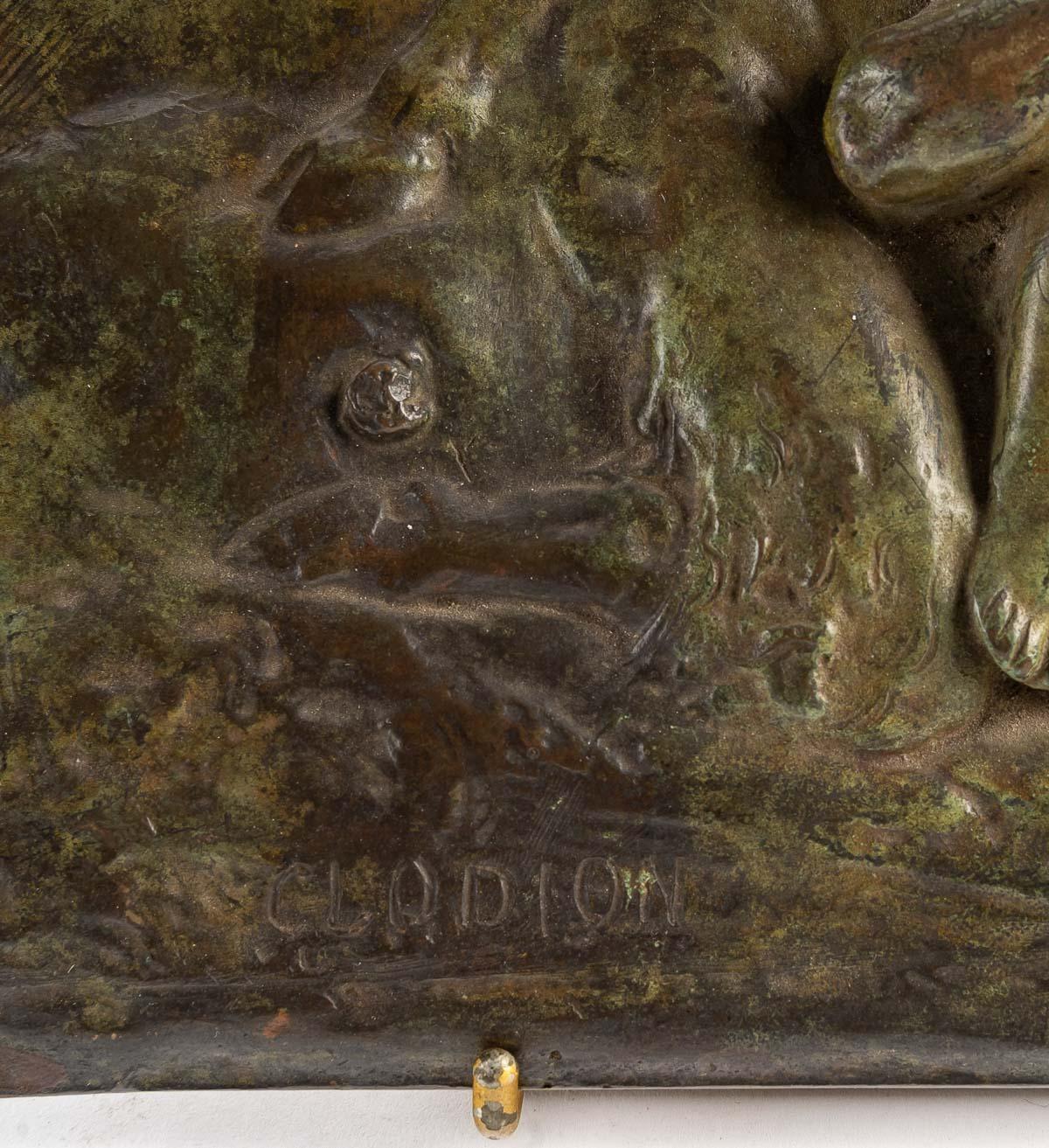 Français Assiette en bronze avec patine représentant des fauteuils, signée Clodion en vente