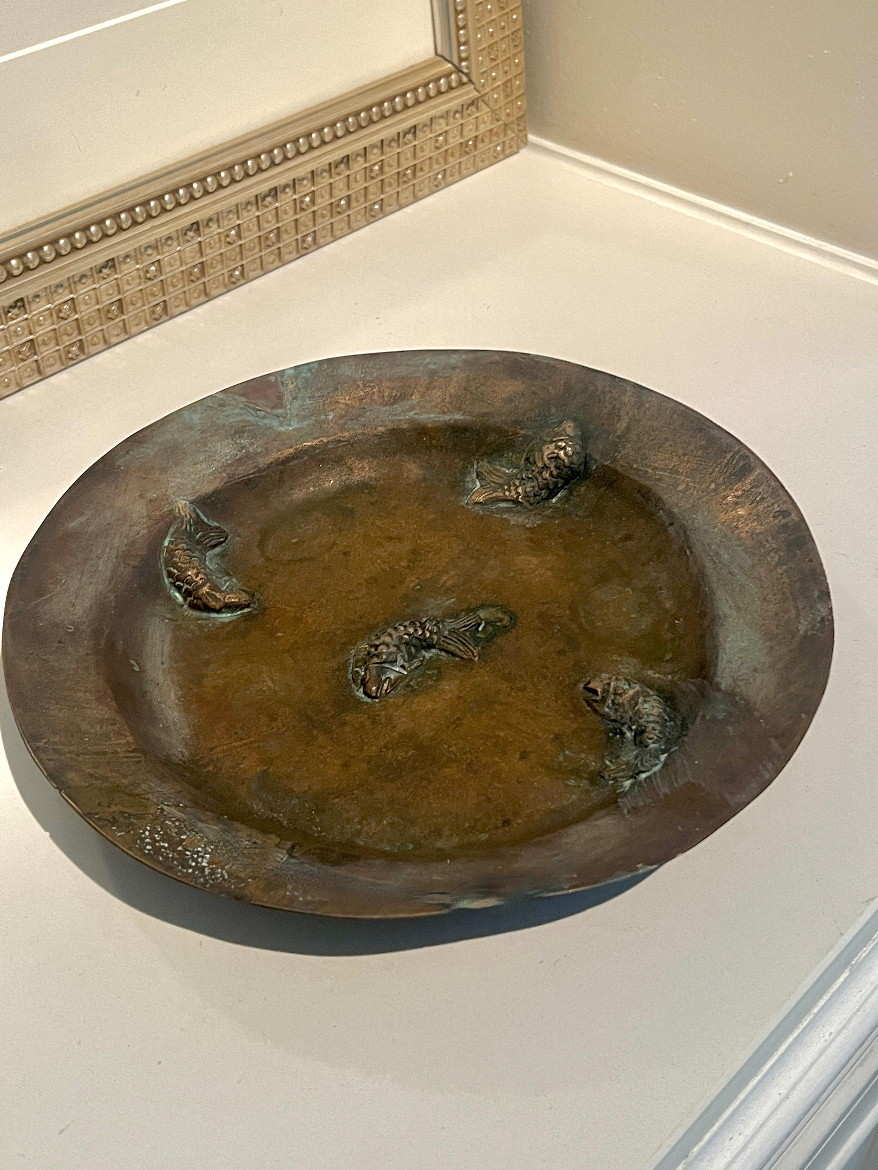 Bronzeteller mit drei Dimensioinal-Fischen im Stil von Gunnar Nylund im Zustand „Gut“ im Angebot in Los Angeles, CA