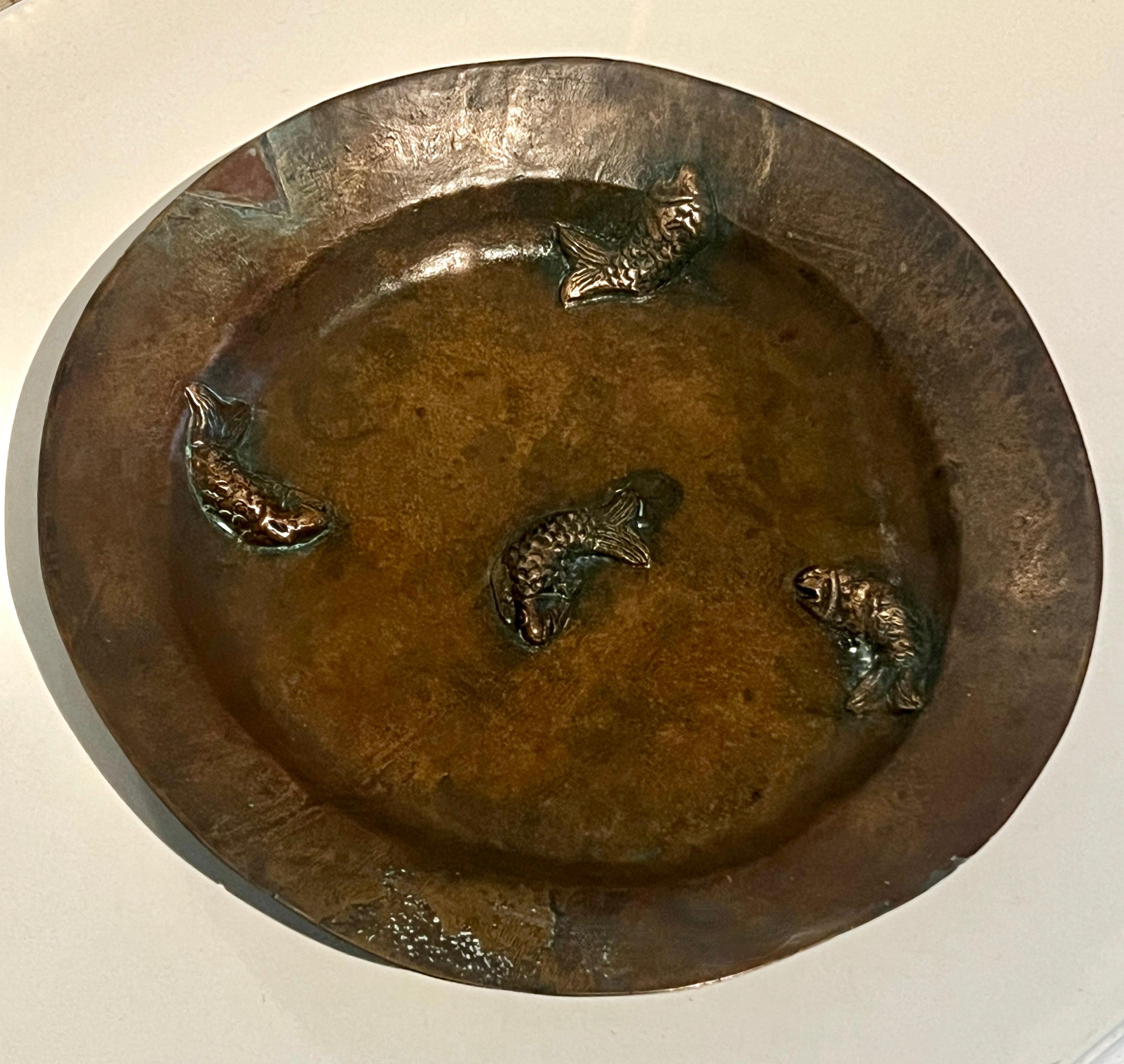 Bronzeteller mit drei Dimensioinal-Fischen im Stil von Gunnar Nylund im Angebot 1