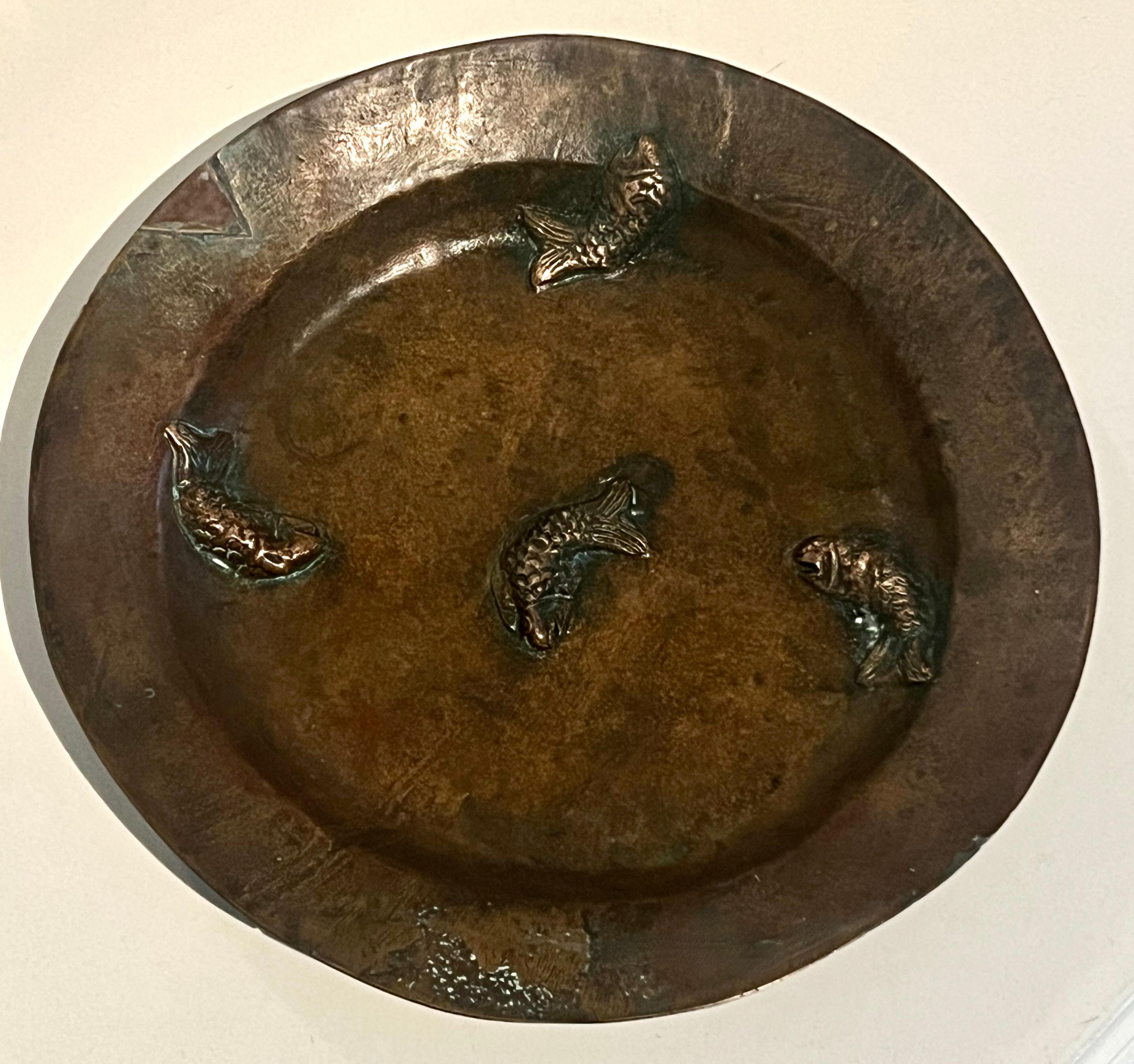 Bronzeteller mit drei Dimensioinal-Fischen im Stil von Gunnar Nylund im Angebot 2