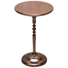 Vieille table d'appoint plaquée bronze sur base de chêne massif faisant partie d'une grande suite