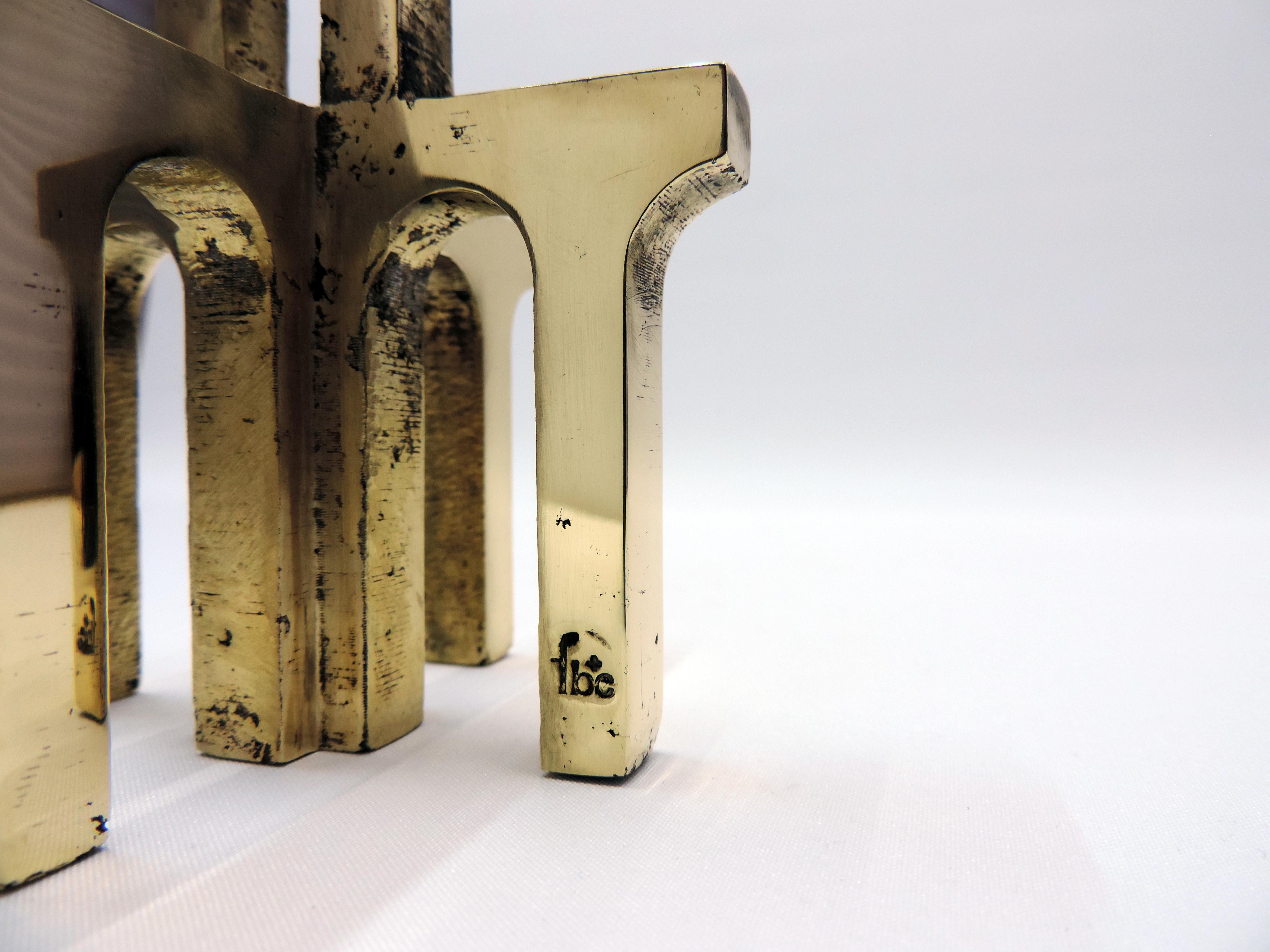 ARCHE ist ein wunderschöner, massiver Kerzenständer aus Bronze, der von Fabien Barrero-Carsenat in seinem Studio erforscht wurde. Die Bronzelegierung wurde in seiner eigenen Gießerei aus Kupfer, Zink und Zinn hergestellt, wodurch jedes Stück seine