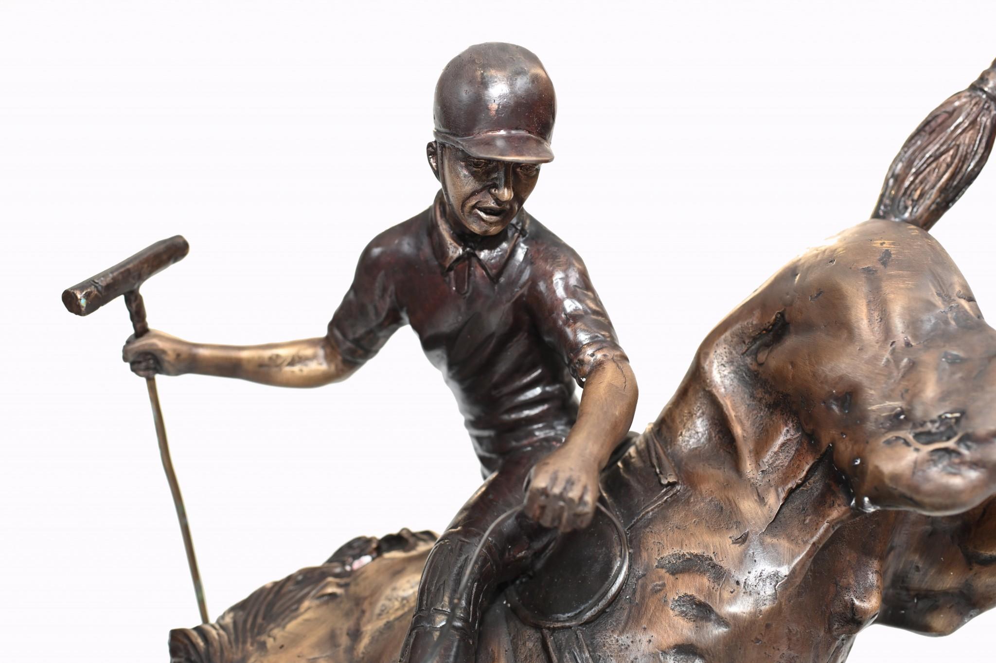 Statua di bronzo del giocatore di polo - Cavallo fantino in fusione in vendita 2