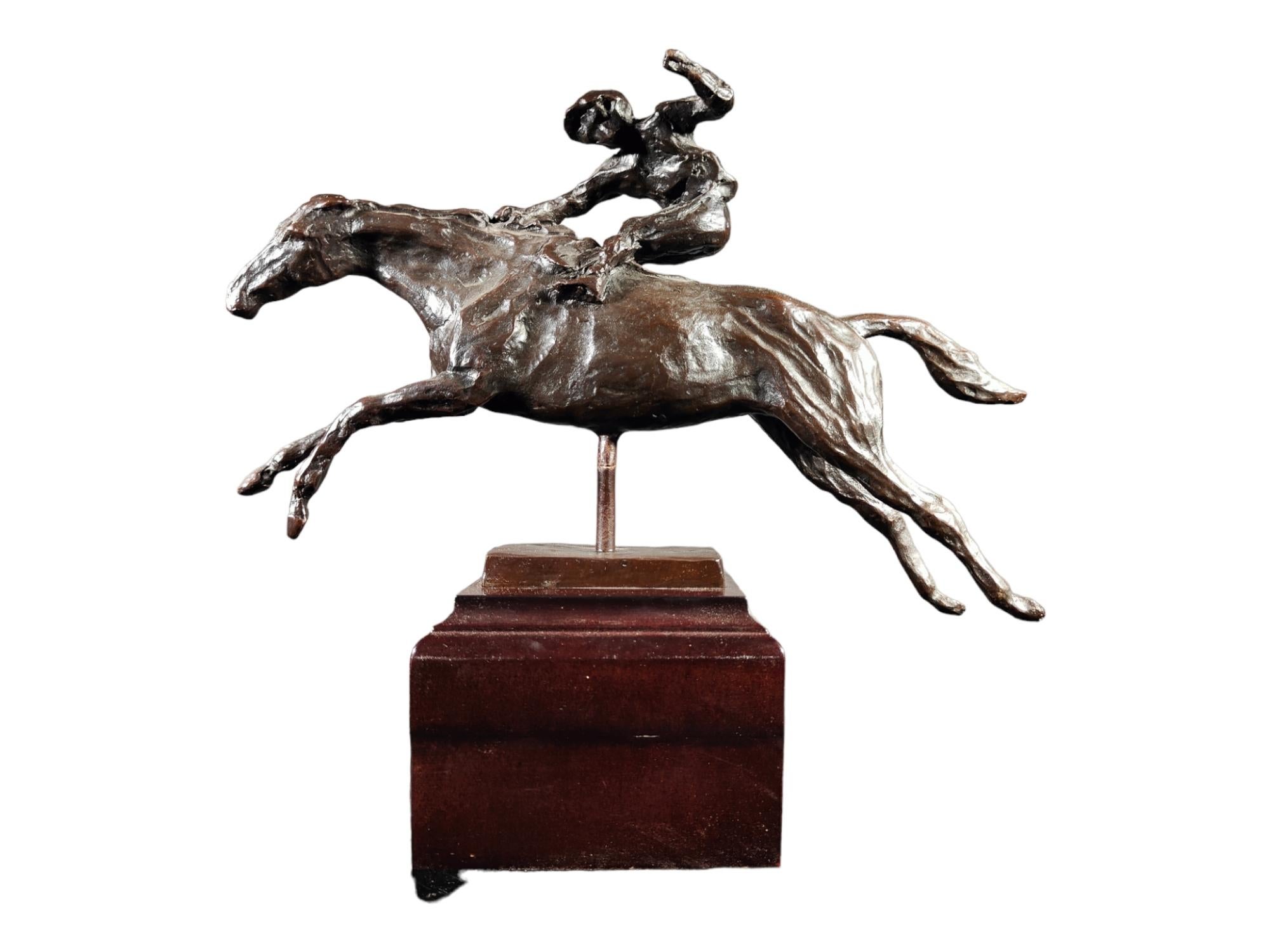 Sculpture en bronze représentant un joueur de polo sur une base en bois. Il date des années 70 et n'est apparemment pas signé. Bon état. Mesures : 36x28x18 cm