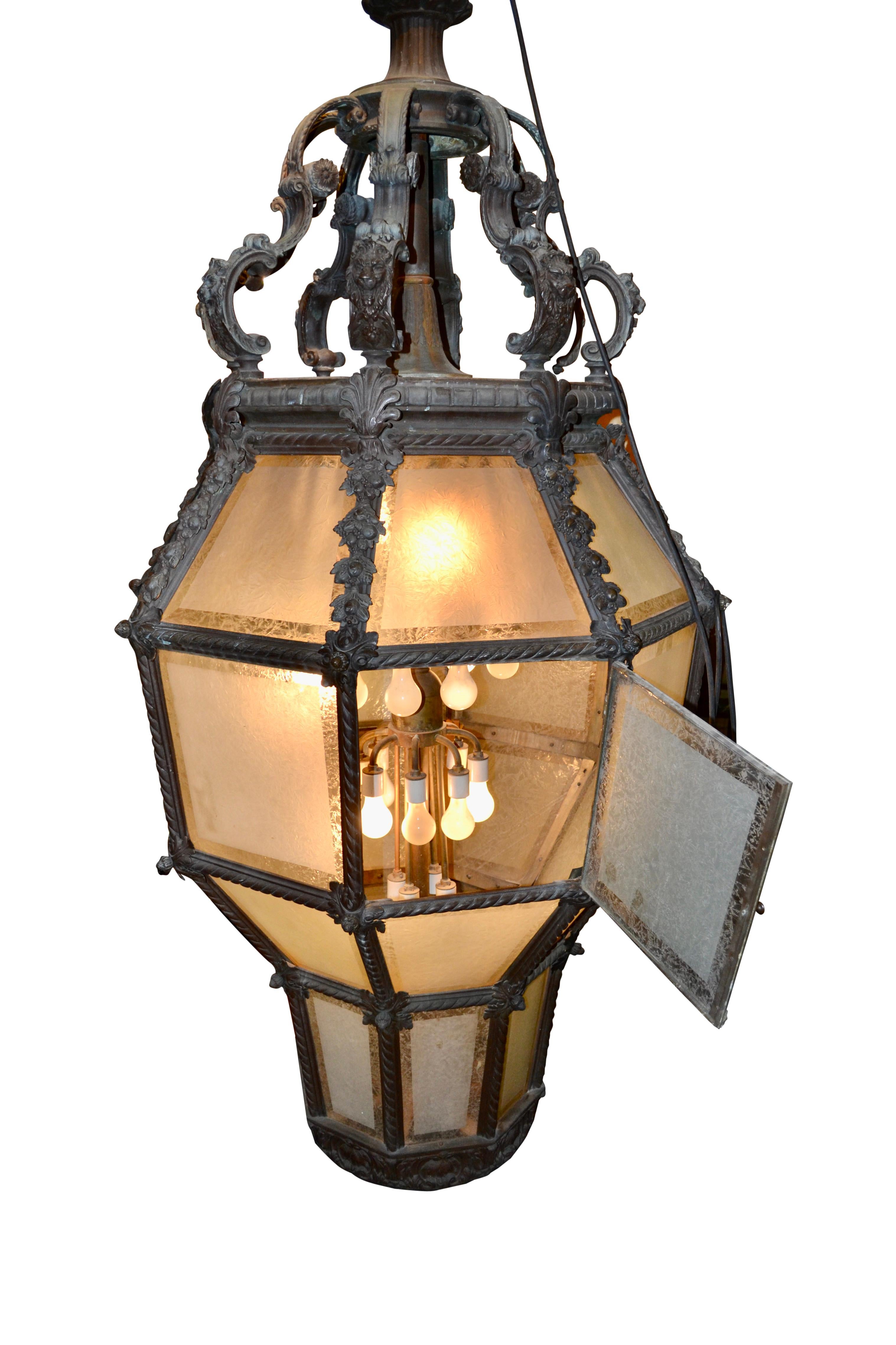 Moulage Lanterne de porte-couchere en bronze en vente