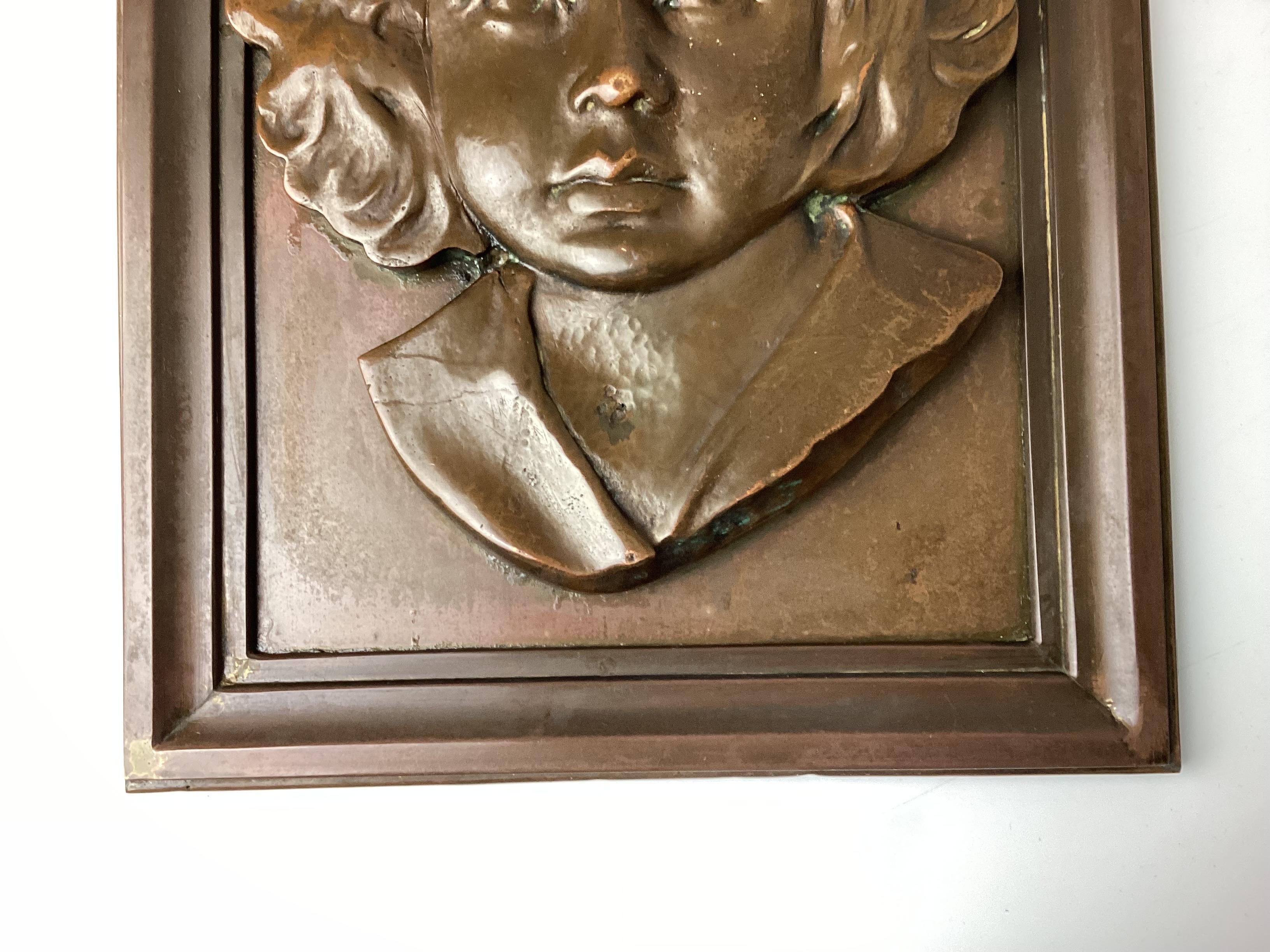 Américain Plaque en bronze représentant un portrait d'une jeune fille en vente