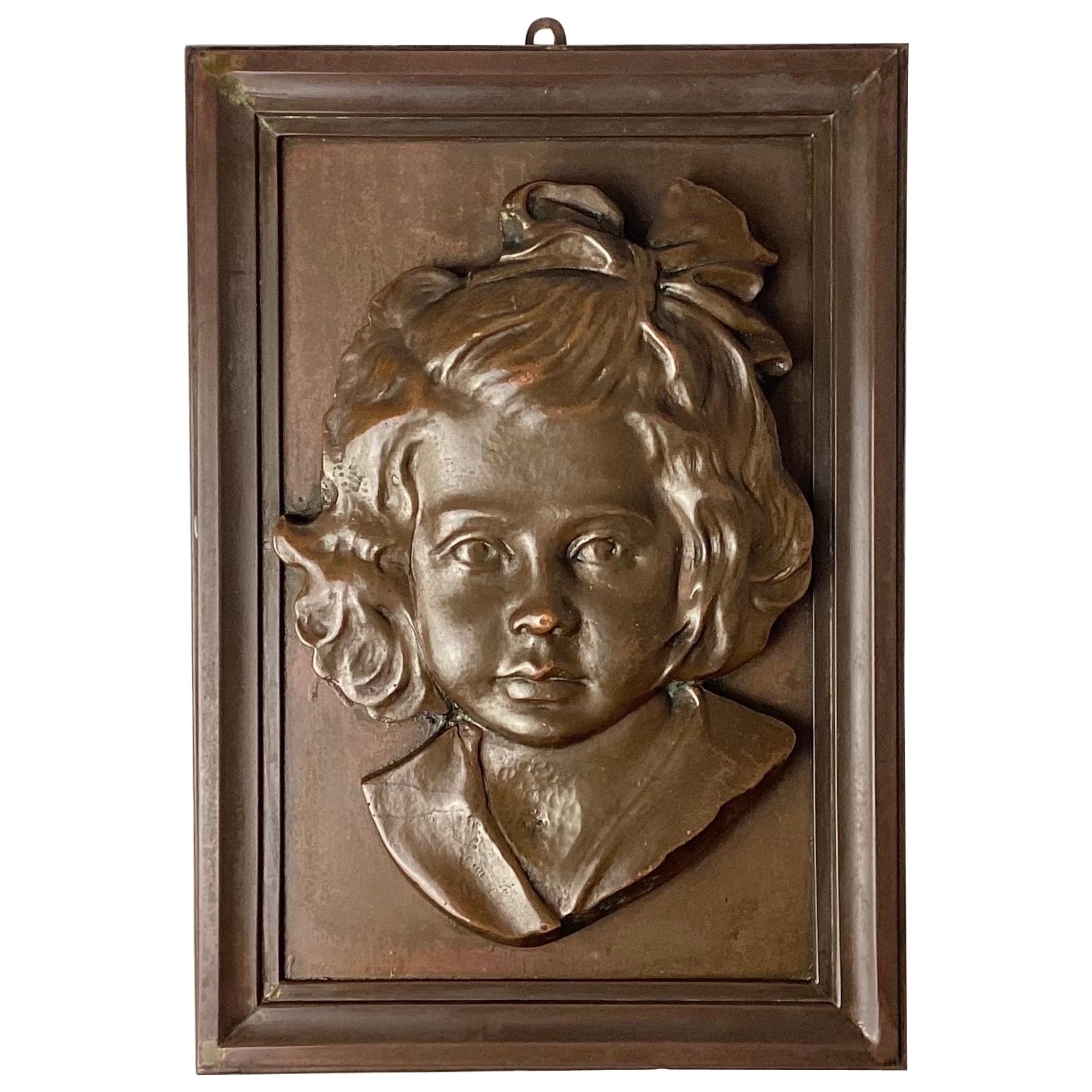 Plaque en bronze représentant un portrait d'une jeune fille en vente