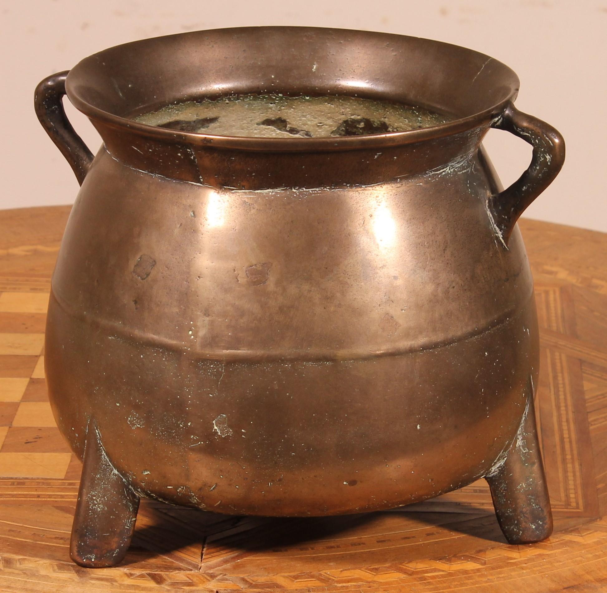 Bronze Pot, 16th Century In Good Condition For Sale In Brussels, Brussels