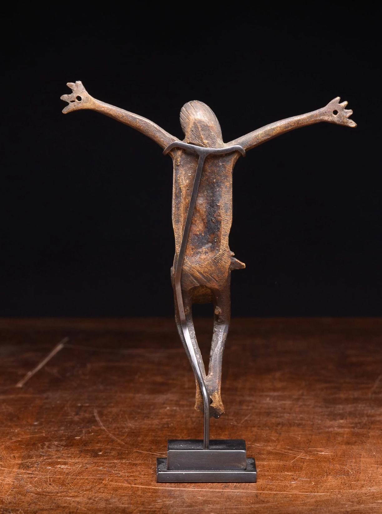 Bronze primitiv  Christian crucifix „Nkangi Kiditu“ des Bakongo-Volkes DRC, hergestellt im Zustand „Gut“ im Angebot in Leuven , BE