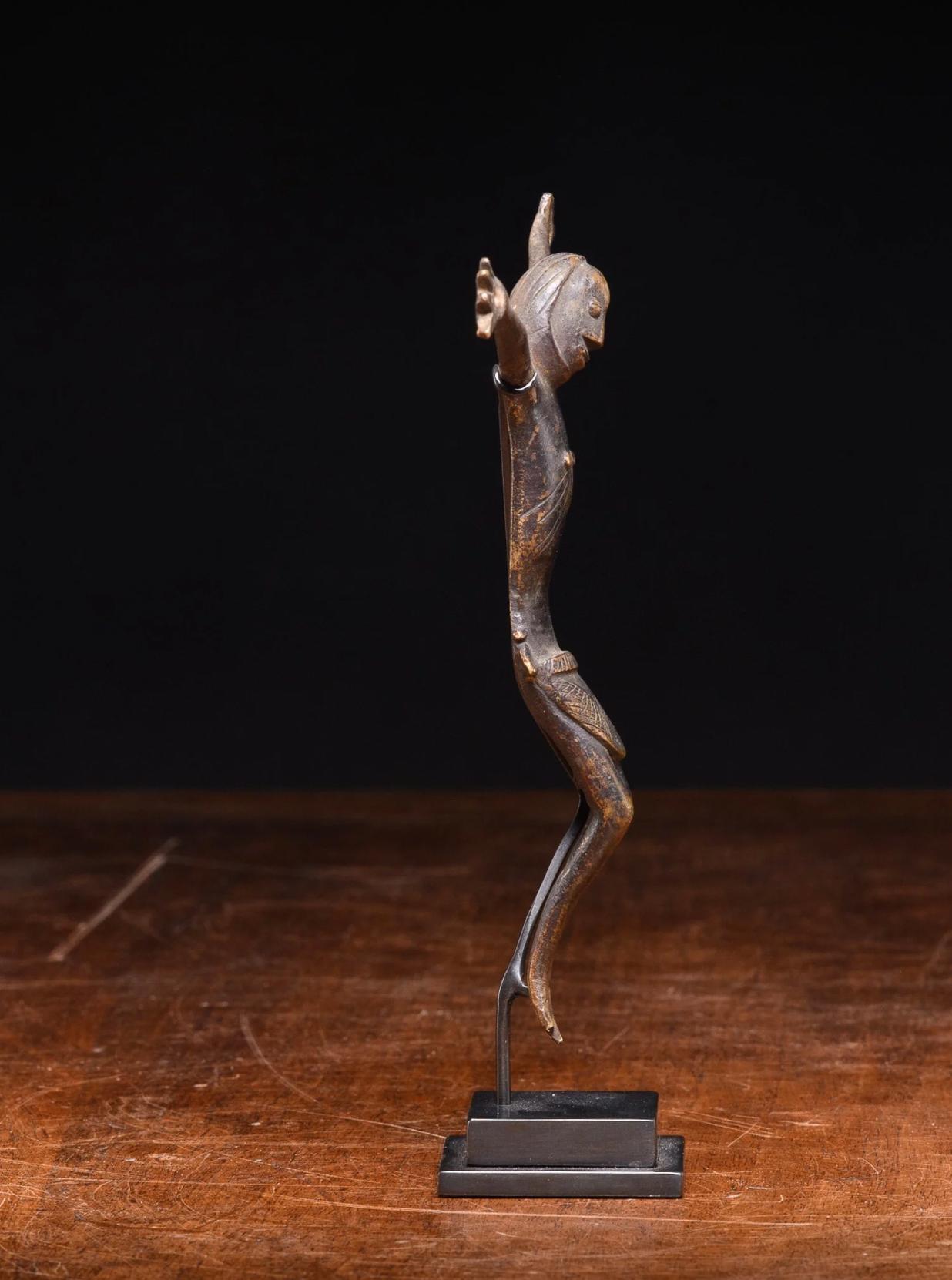 Bronze primitiv  Christian crucifix „Nkangi Kiditu“ des Bakongo-Volkes DRC, hergestellt (19. Jahrhundert) im Angebot