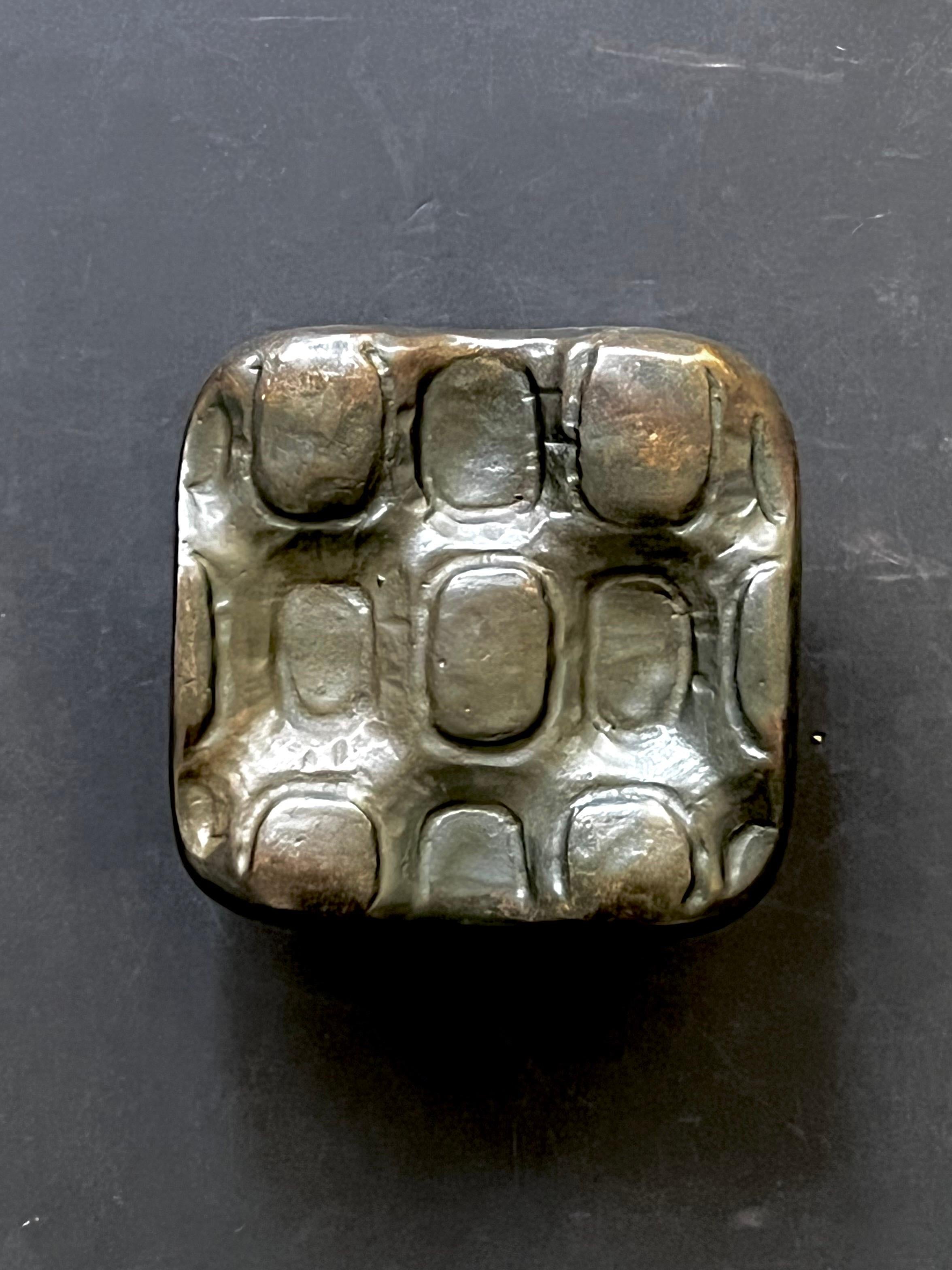 Una escultural manilla de bronce para empujar o tirar de la puerta, con relieve abstracto. Segunda mitad del siglo XX (probablemente década de 1970), encontrada en Alemania.

Una pieza pesada, de metal fundido, con tonos cambiantes muy agradables
