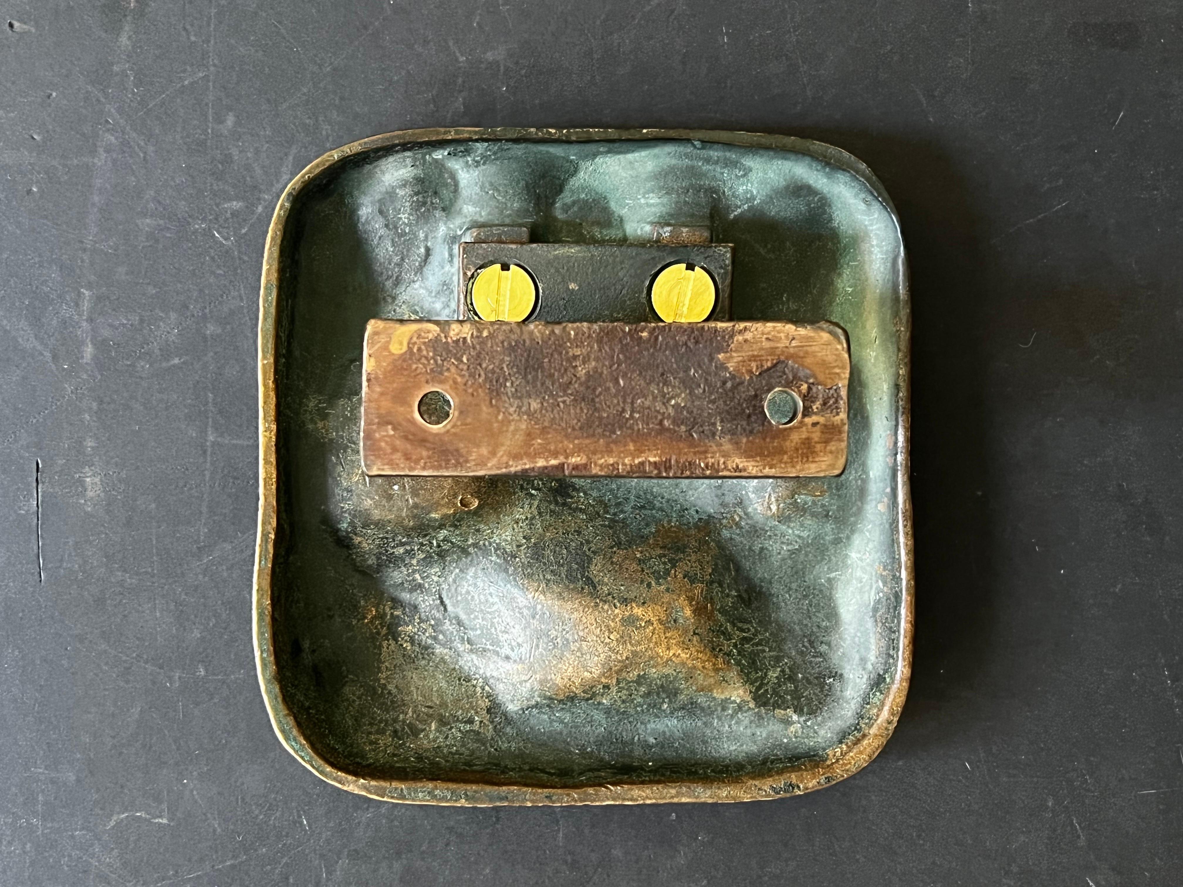 Tirador de Bronce con Diseño Contorneado en venta 1