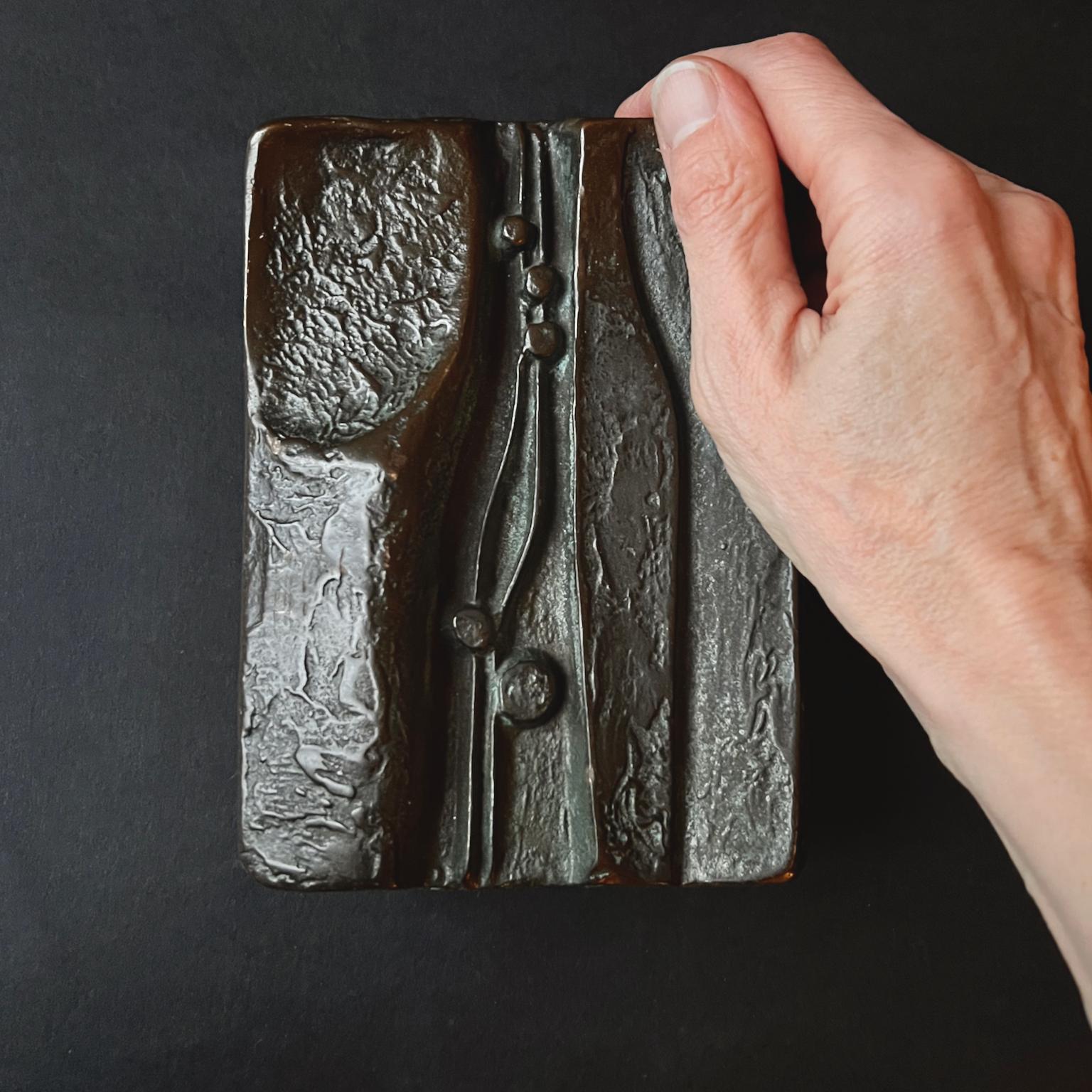 Tirador de Bronce con Diseño Abstracto en Relieve Moderno de mediados de siglo en venta