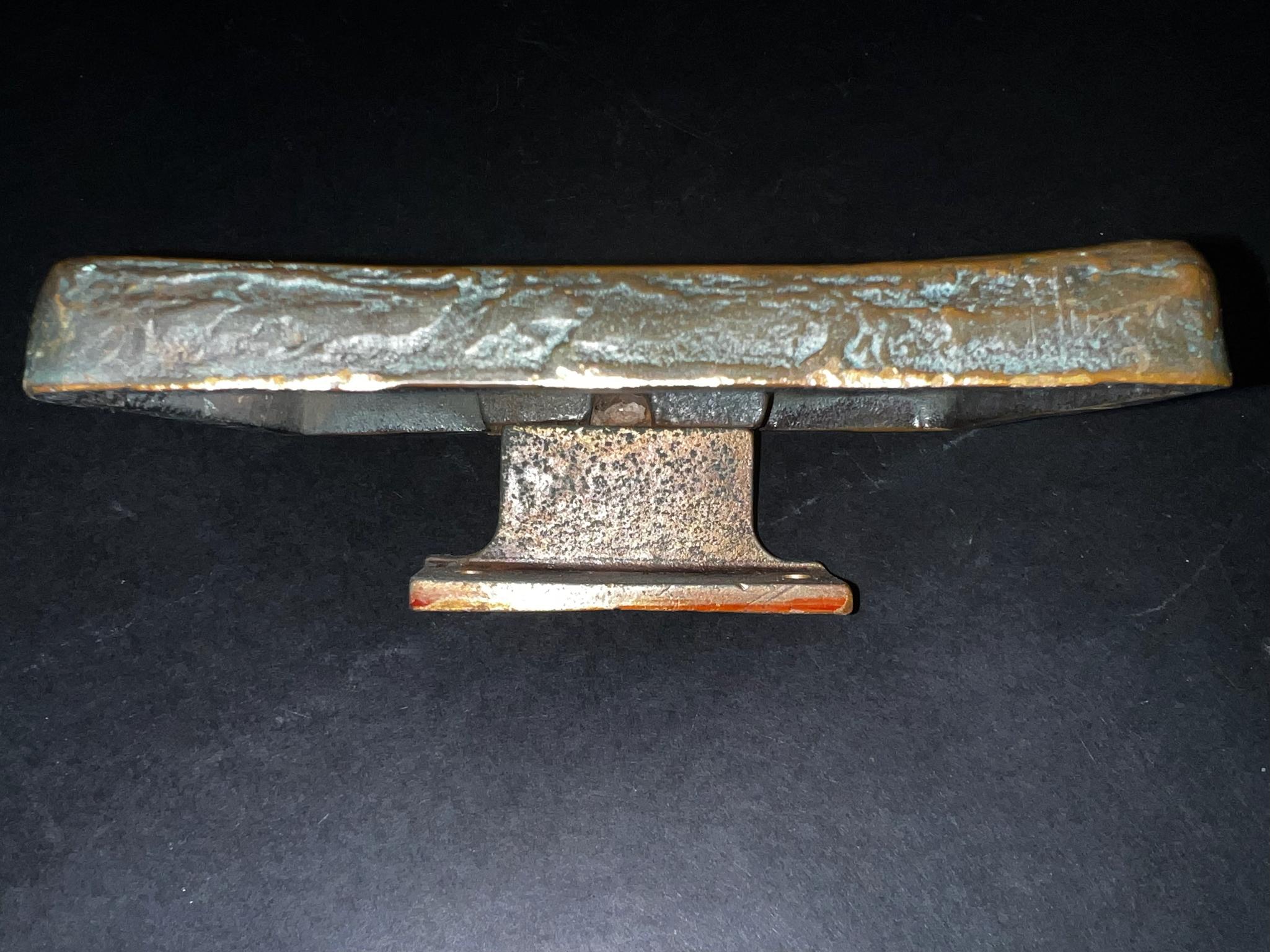Tirador de Bronce con Diseño Abstracto en Relieve Vaciado en venta