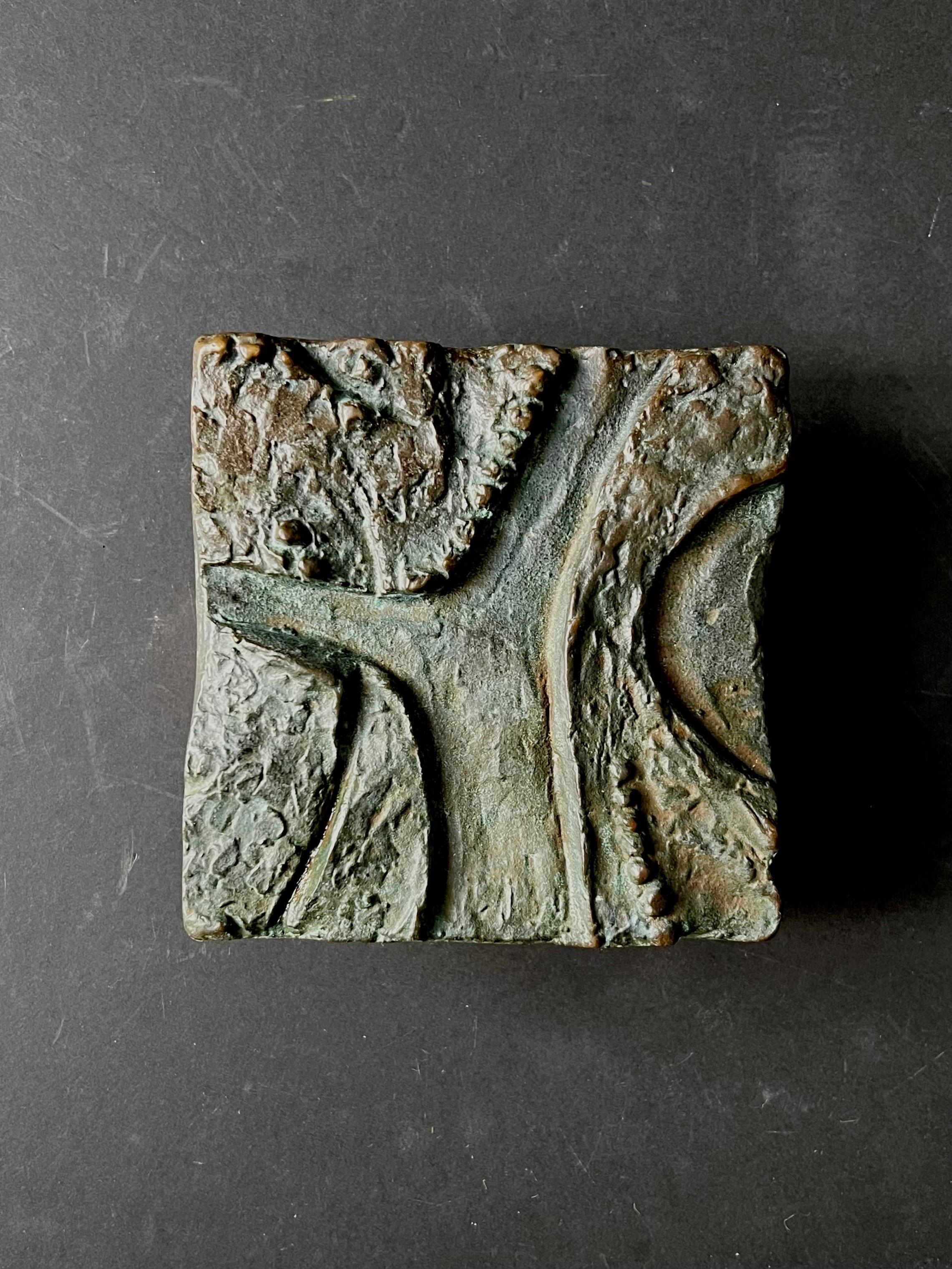 Poignée de porte carrée en bronze moulé, avec un motif abstrait en relief. Design/One du 20e siècle, trouvé en Allemagne.

La pièce est en bon état vintage avec une patine brun foncé sur le métal. Il présente des signes d'usure liés à l'âge et à