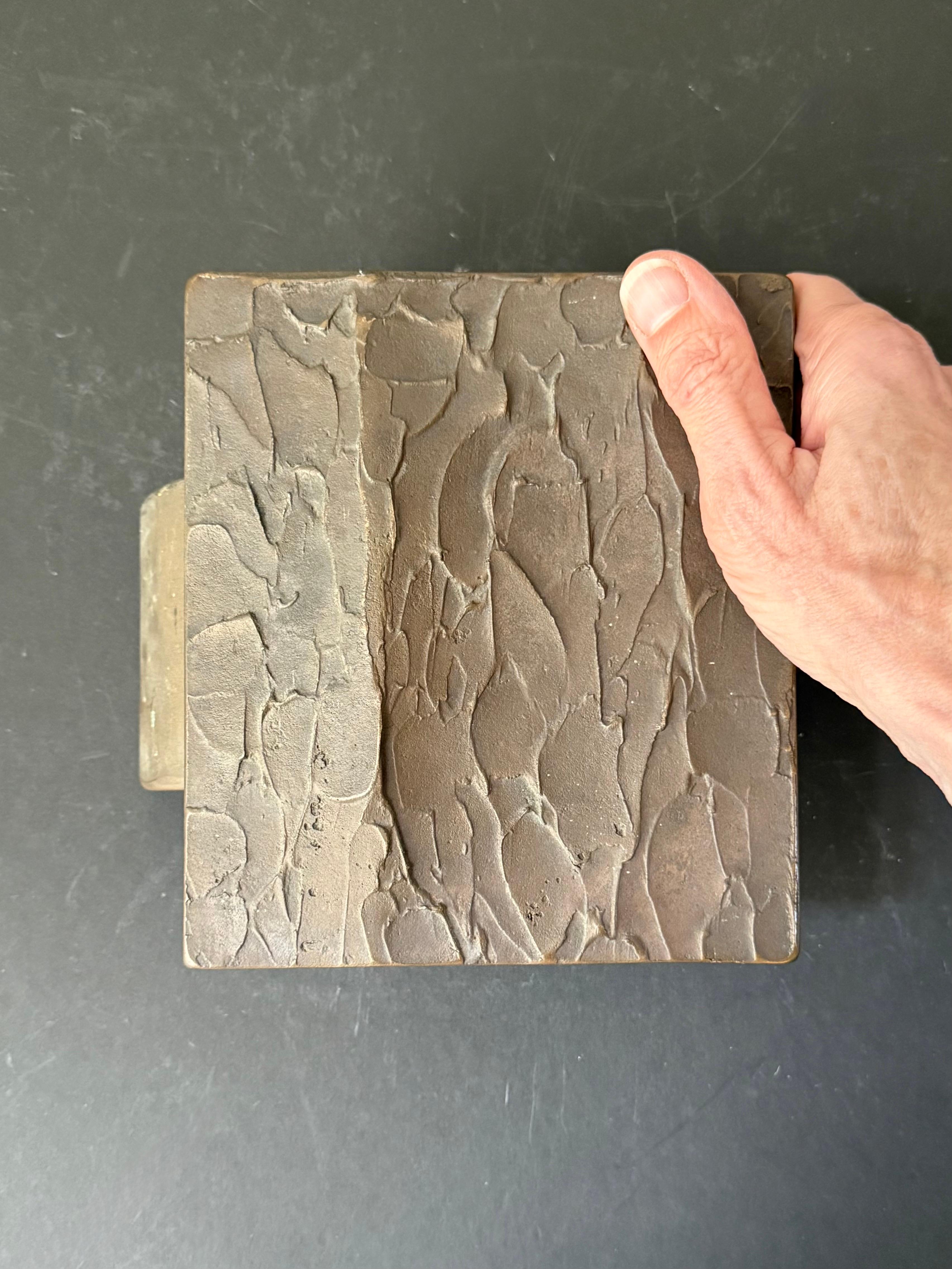 Tirador de bronce con diseño texturado y contorneado, Siglo XX Moderno de mediados de siglo en venta