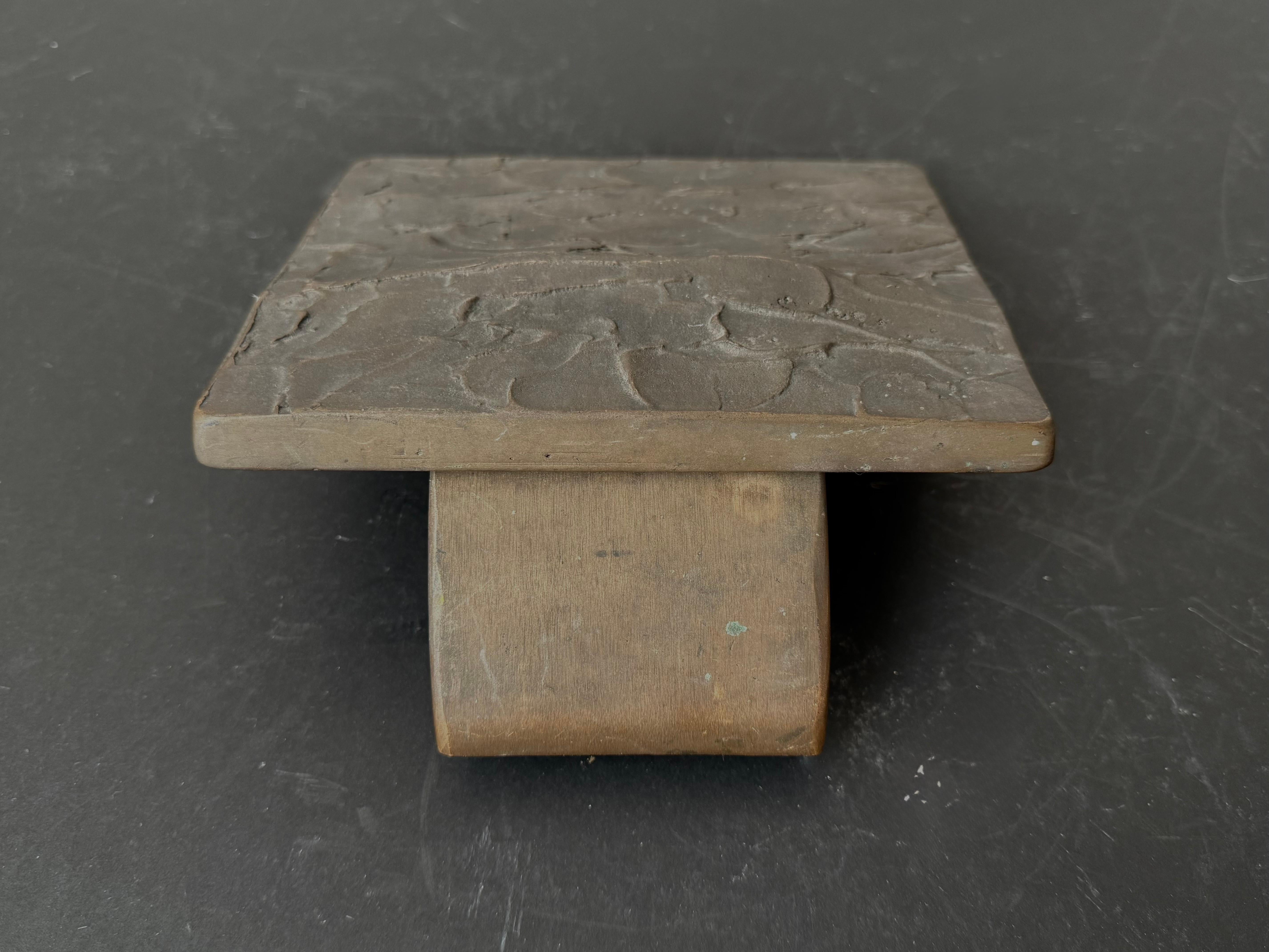 Tirador de bronce con diseño texturado y contorneado, Siglo XX Vaciado en venta