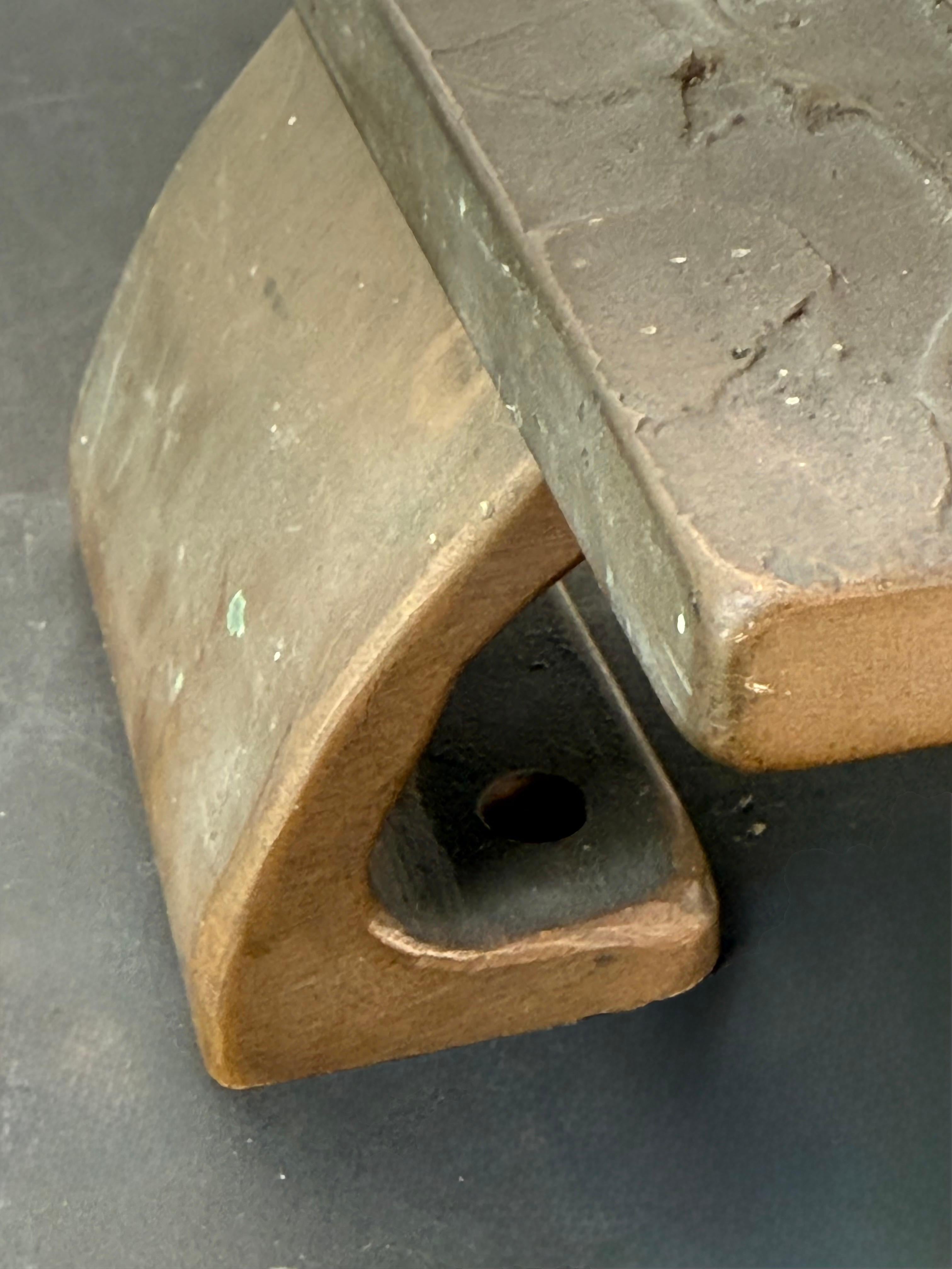 Tirador de bronce con diseño texturado y contorneado, Siglo XX en Bastante bueno estado para la venta en London, GB