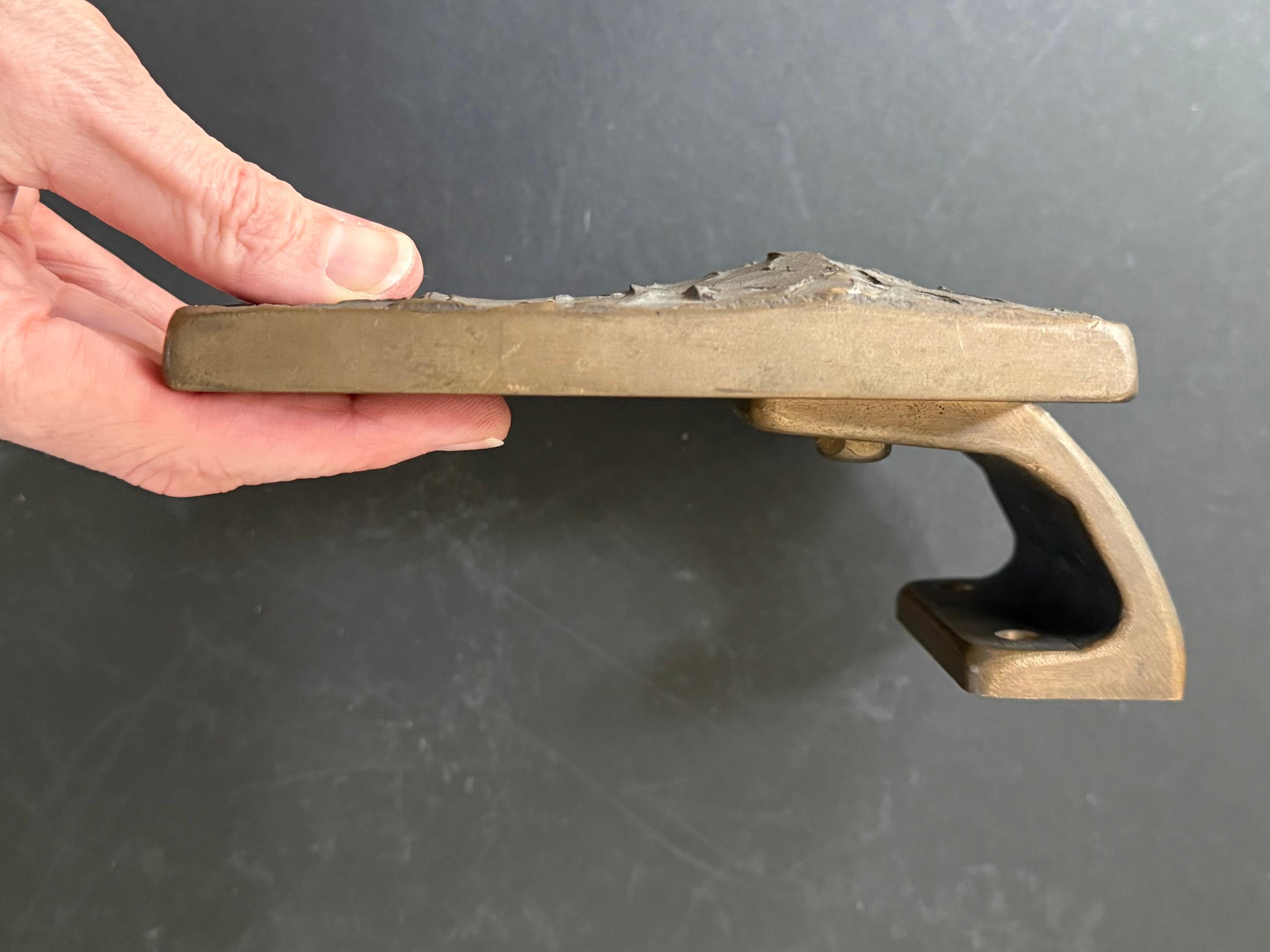 Tirador de bronce con diseño texturado y contorneado, Siglo XX Bronce en venta