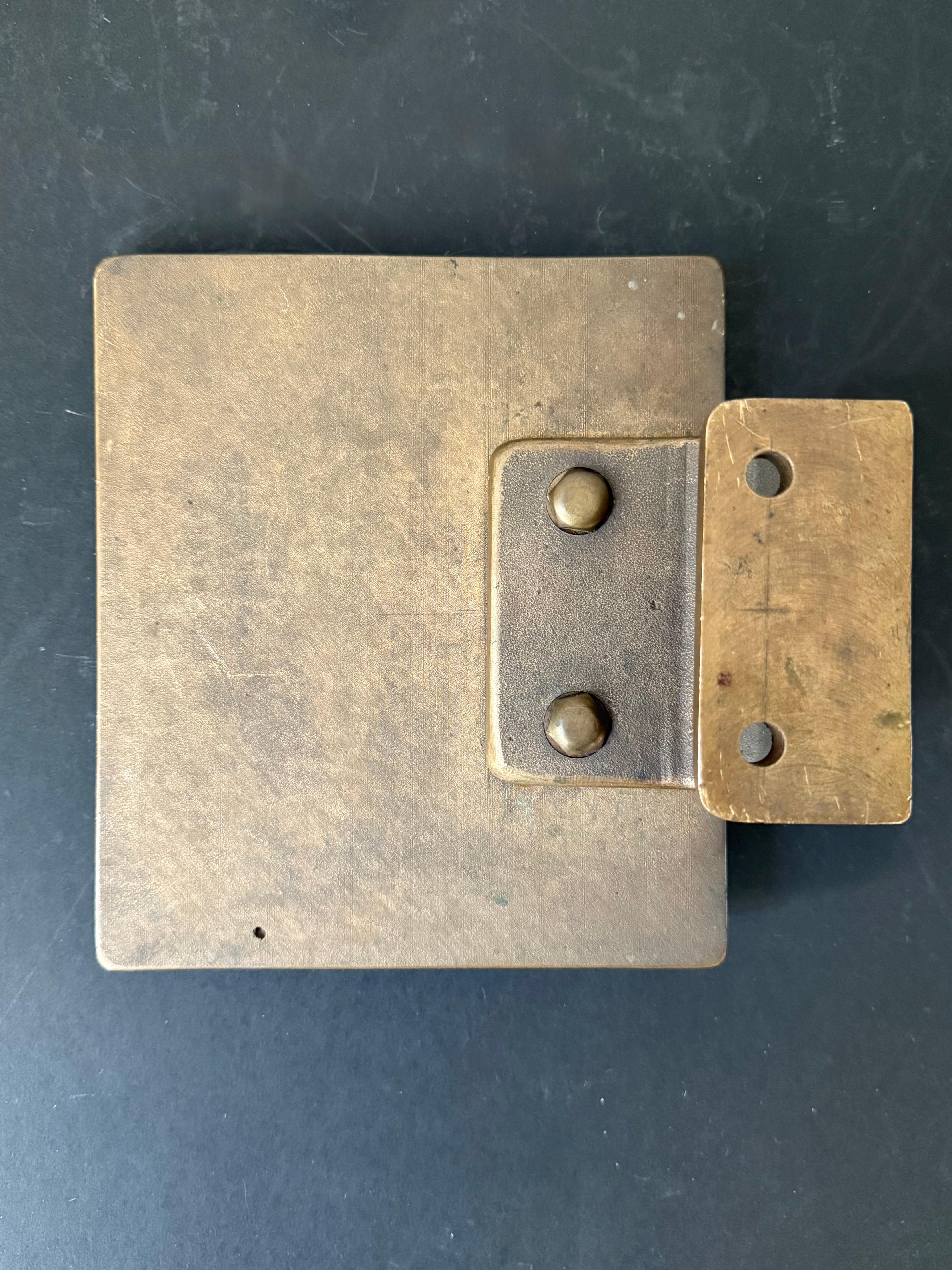 Tirador de bronce con diseño texturado y contorneado, Siglo XX en venta 1