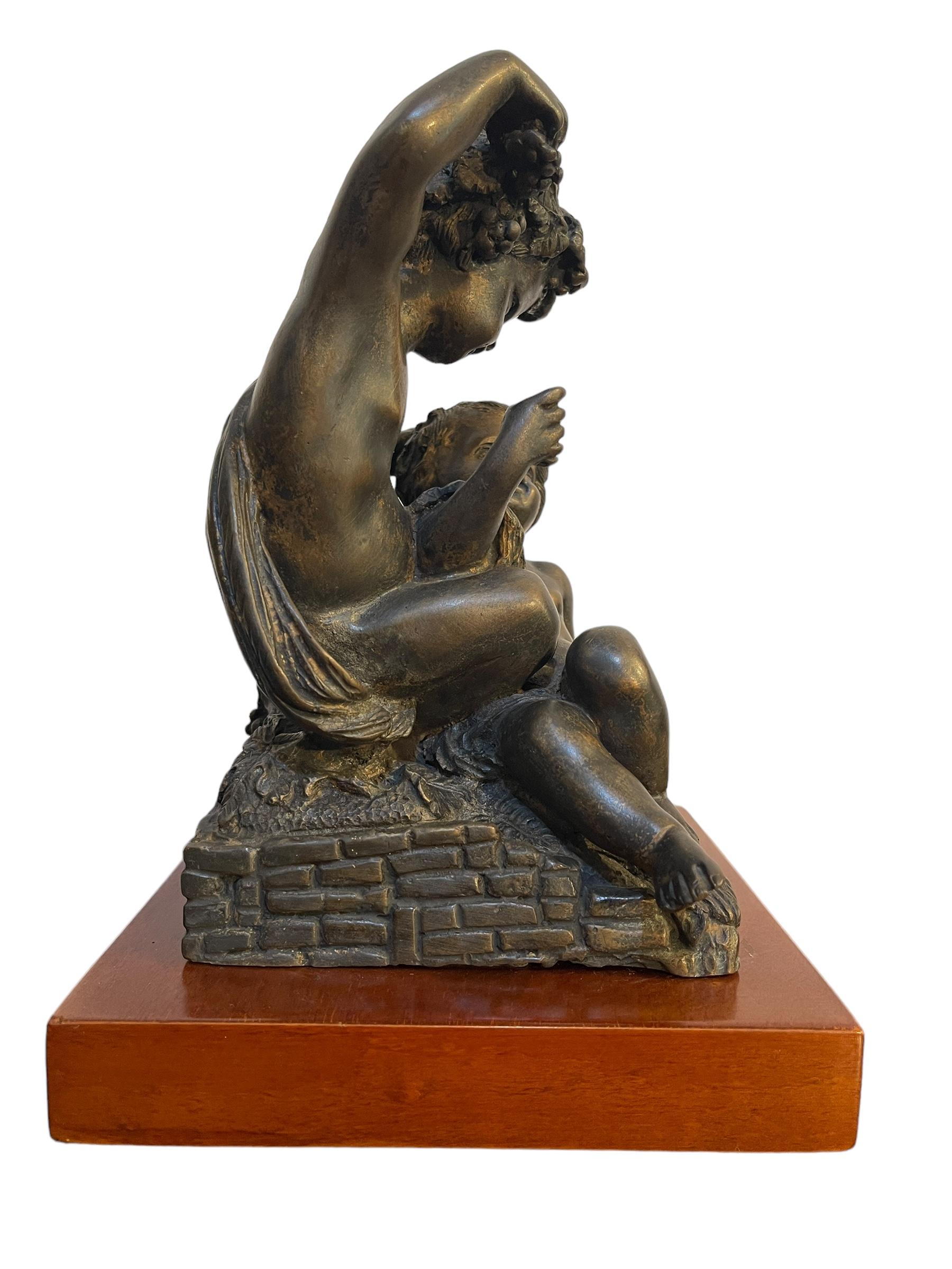 Elegant bronze statue, depicting two putti playing with grapes.
The work is very well executed, rich in details.
The statue is in good condition, as shown in the photo, and is fixed on a wooden pedestal, added at a later date.
Dimensions excluding