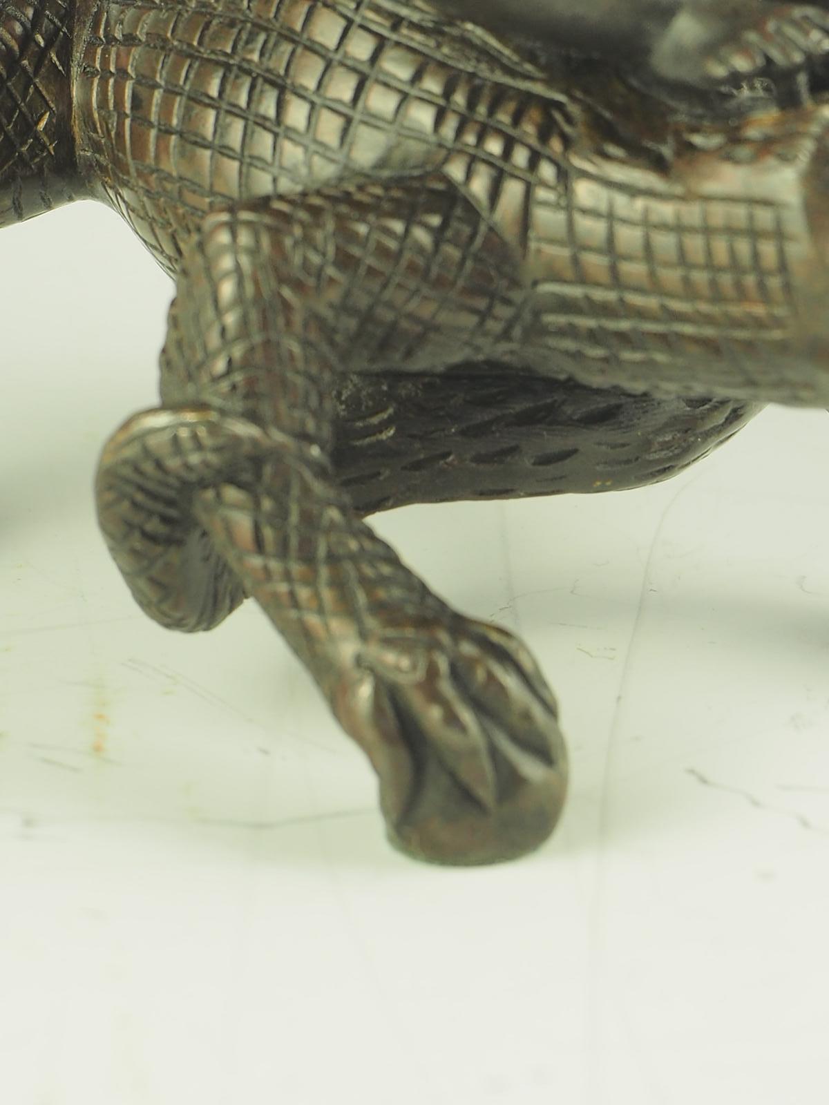 Bougeoir en bronze Putto chevauchant un crocodile en vente 6