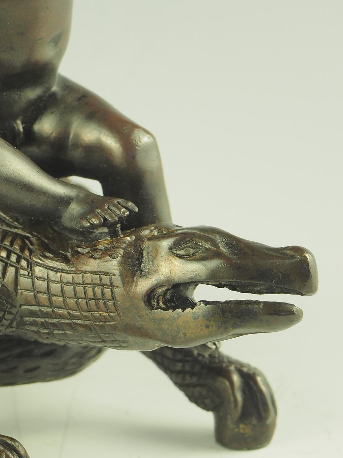 Bougeoir en bronze Putto chevauchant un crocodile en vente 7