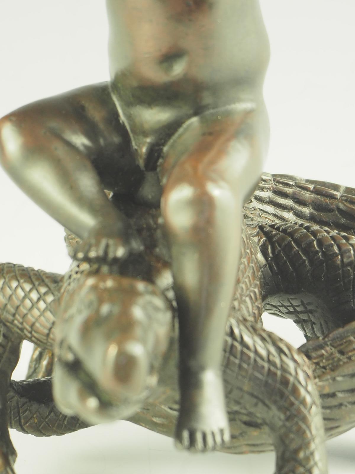 Bougeoir en bronze Putto chevauchant un crocodile en vente 9