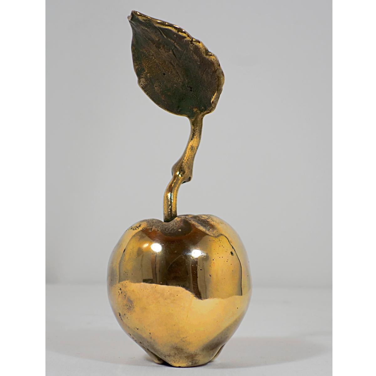 Aleksander Detkos, born in 1939 in Gorlice, is a Polish sculptor.

Fascinating piece made by Detkos in 1990. It depicts the quince fruit which itself is about as hard as this bronze. The high up leave gives it a somewhat burlesque appearance.