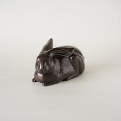 Scultura di coniglio in bronzo di Alexander Lamont