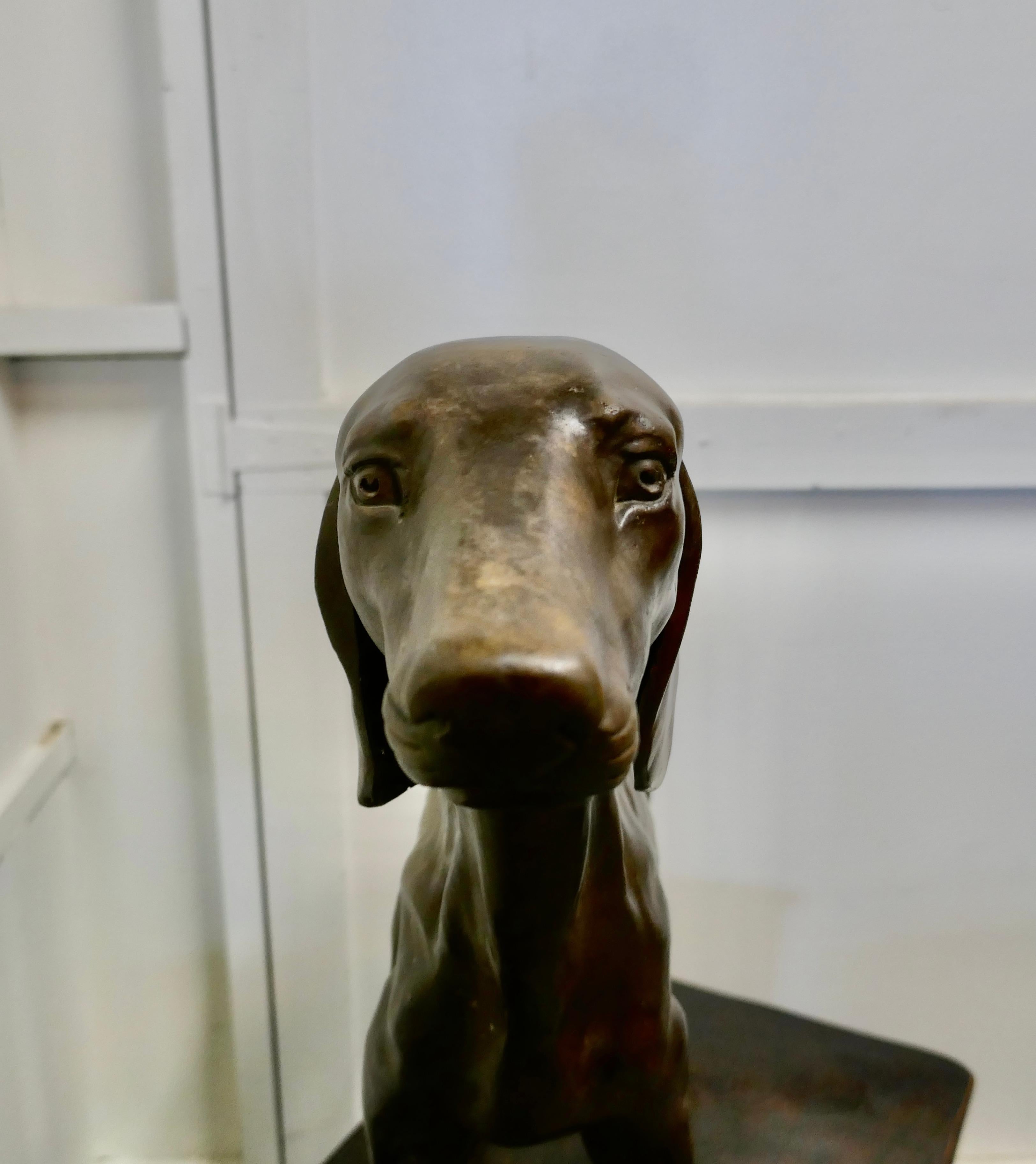 Statue en bronze d'un chien de course, lévrier en vente 4