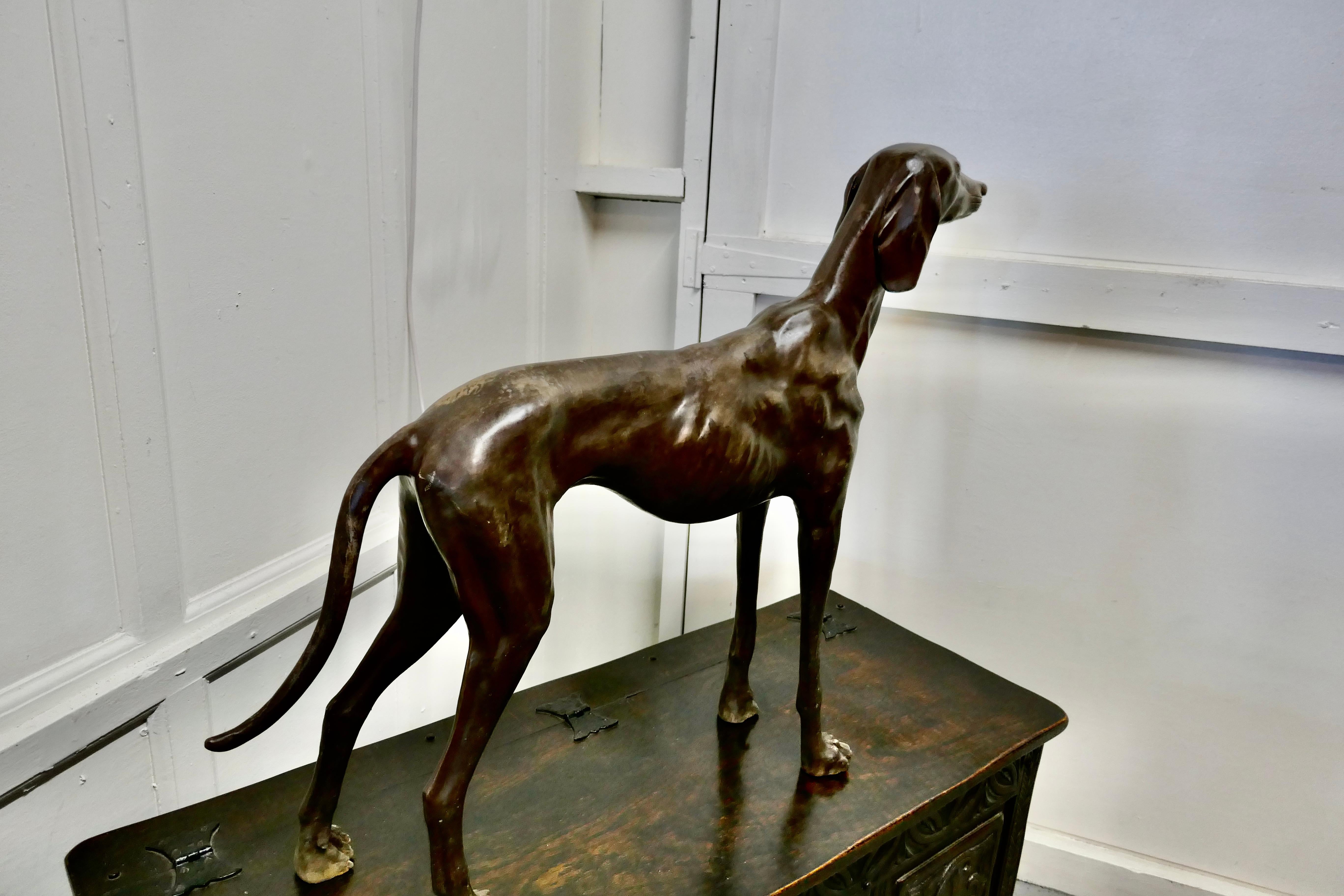 Statue en bronze d'un chien de course, lévrier en vente 1