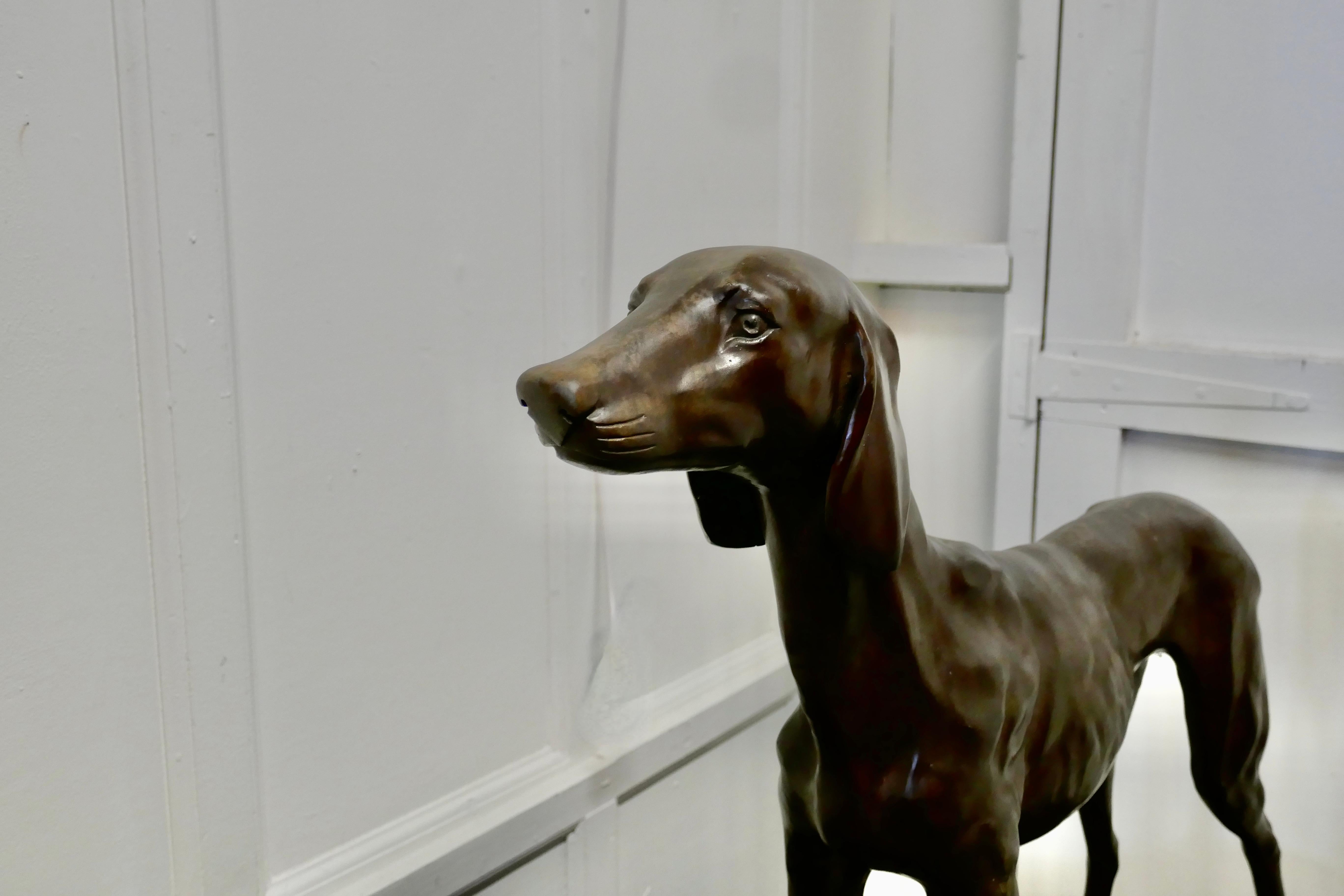 Statue en bronze d'un chien de course, lévrier en vente 2