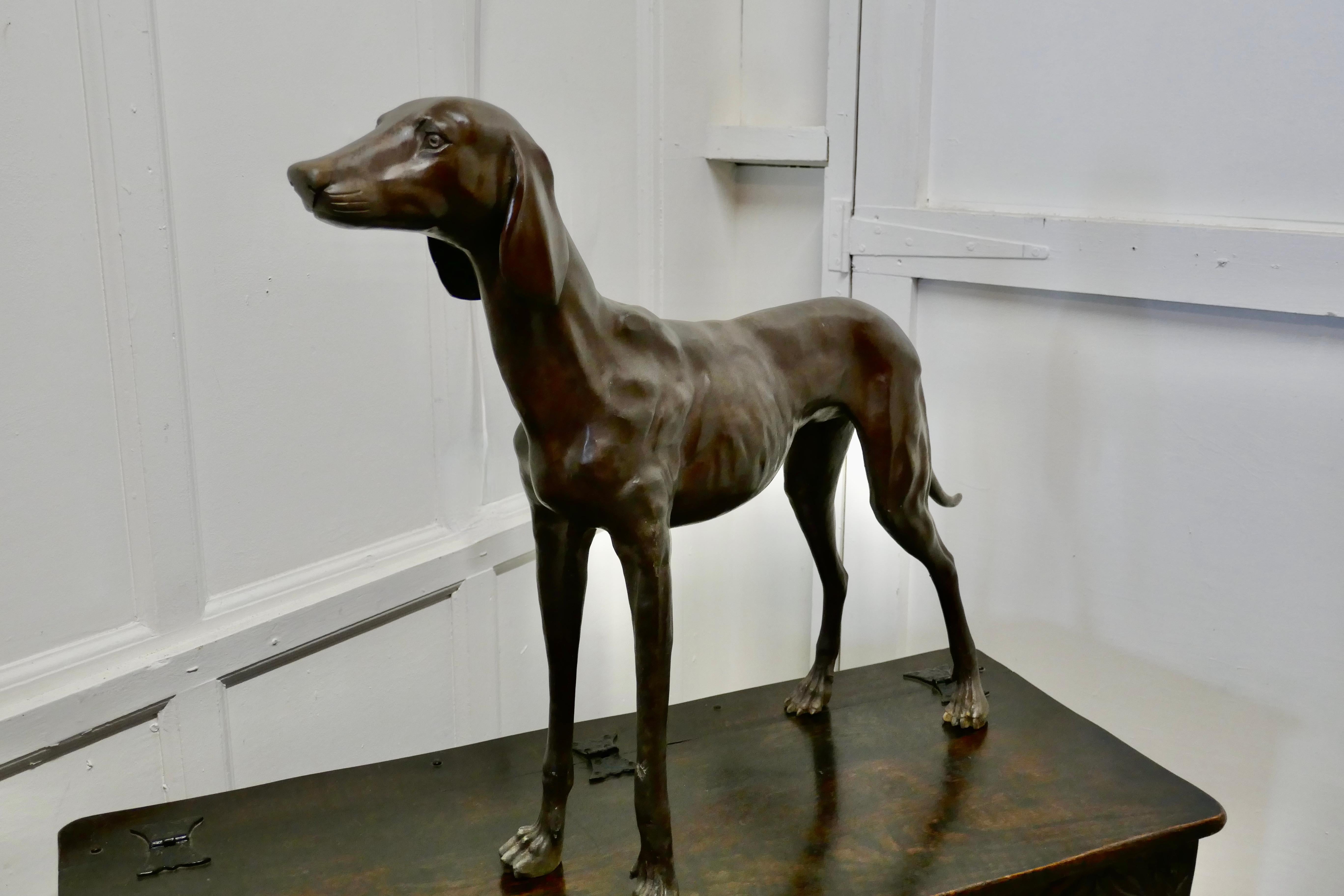 Statue en bronze d'un chien de course, lévrier en vente 3