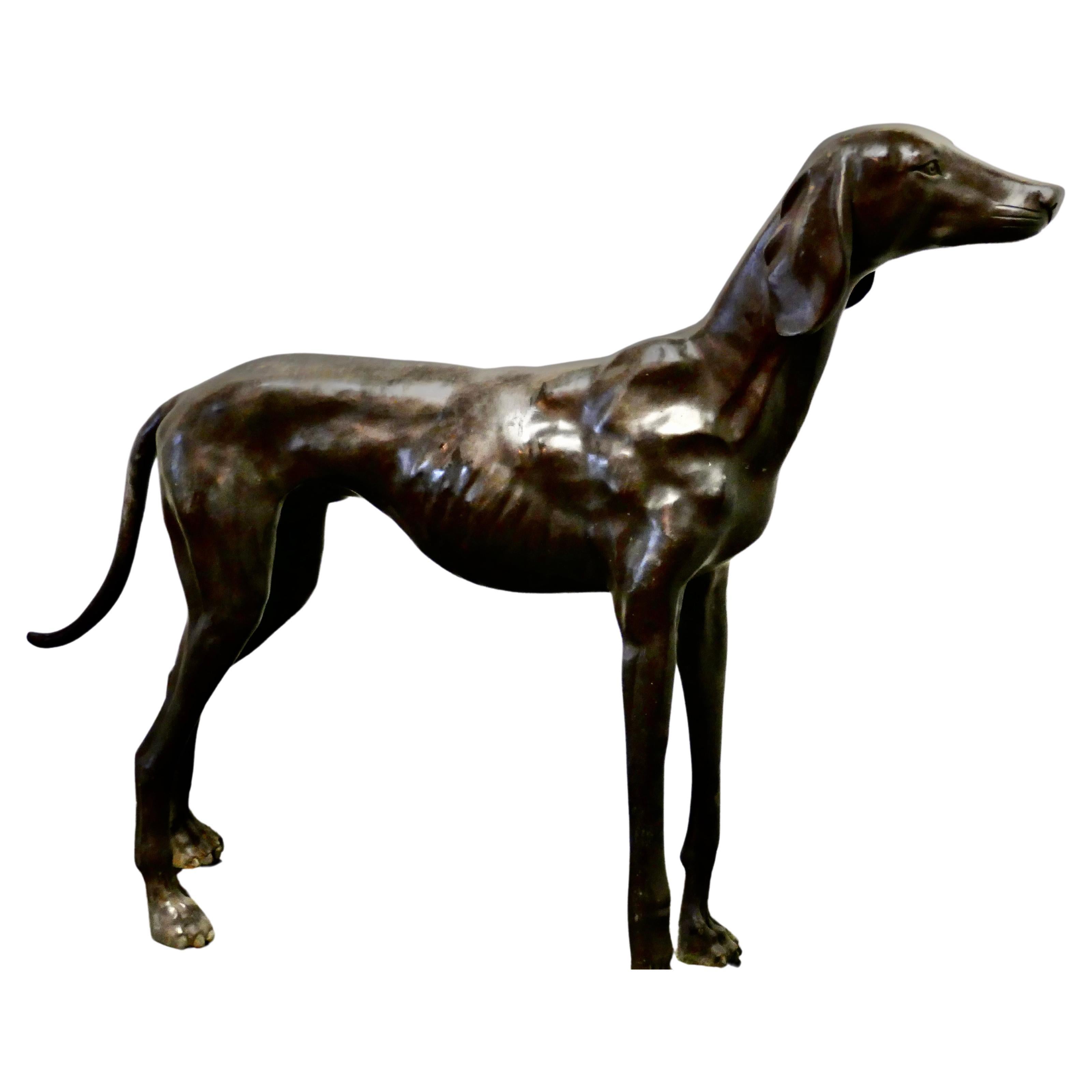 Statue en bronze d'un chien de course, lévrier en vente