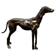 Statue en bronze d'un chien de course, lévrier