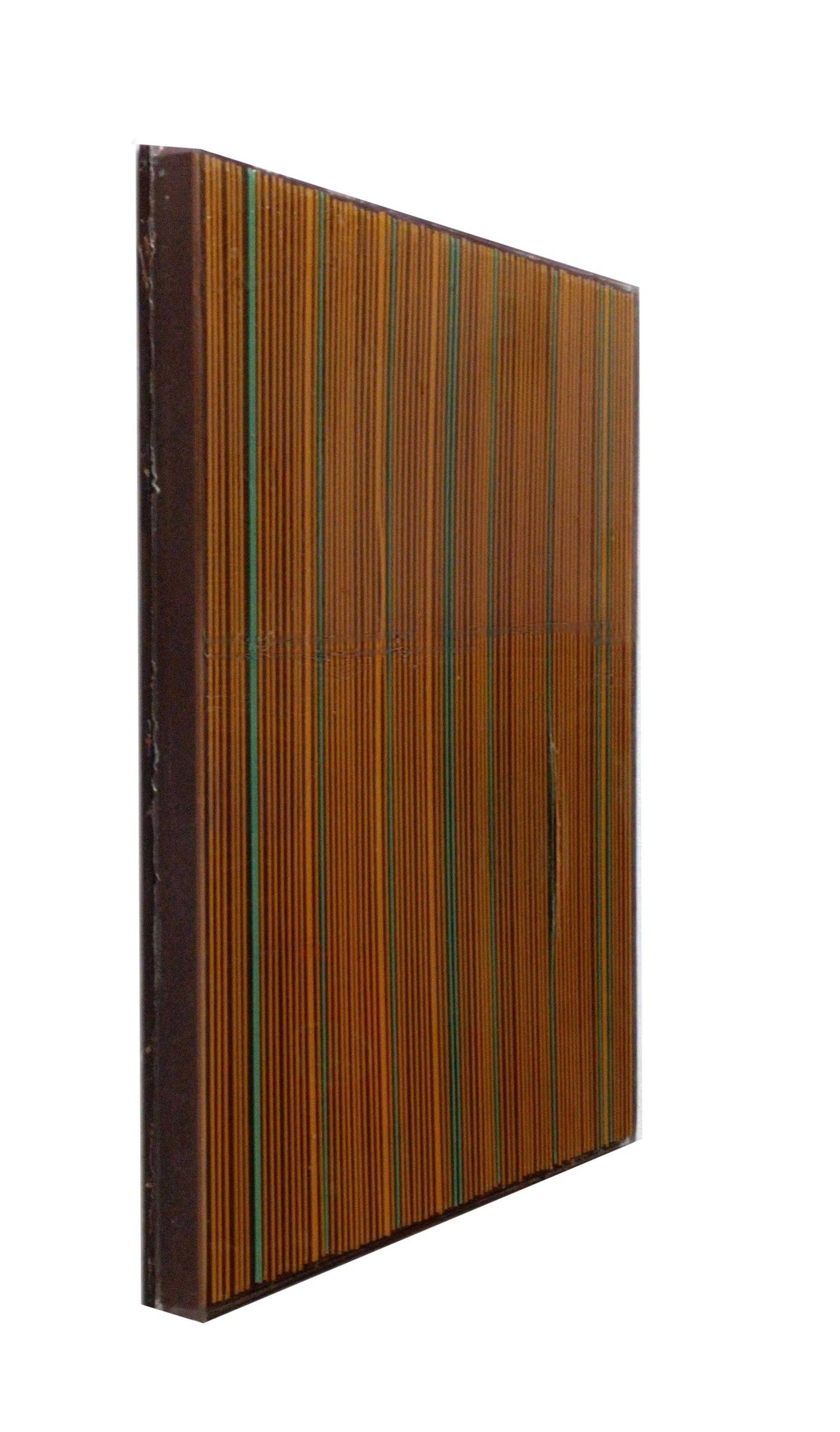 Acrilico, plastica e resina epossidica su legno, realizzato dallo Studio Massimo Caiafa. Il dipinto è un esempio affascinante di Op Art, un genere che gioca con la percezione visiva. Le sue linee verticali e la meticolosa interazione cromatica
