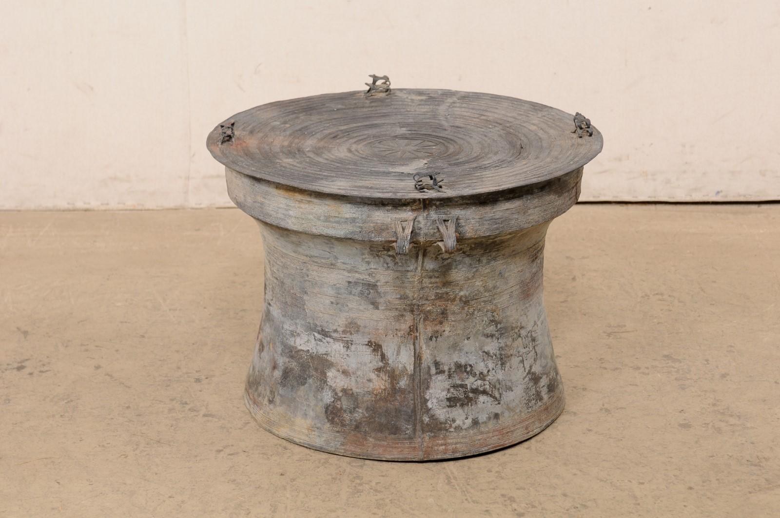 20ième siècle Tambour de pluie en bronze avec patine glacée et touches de grenouille, Thaïlande en vente