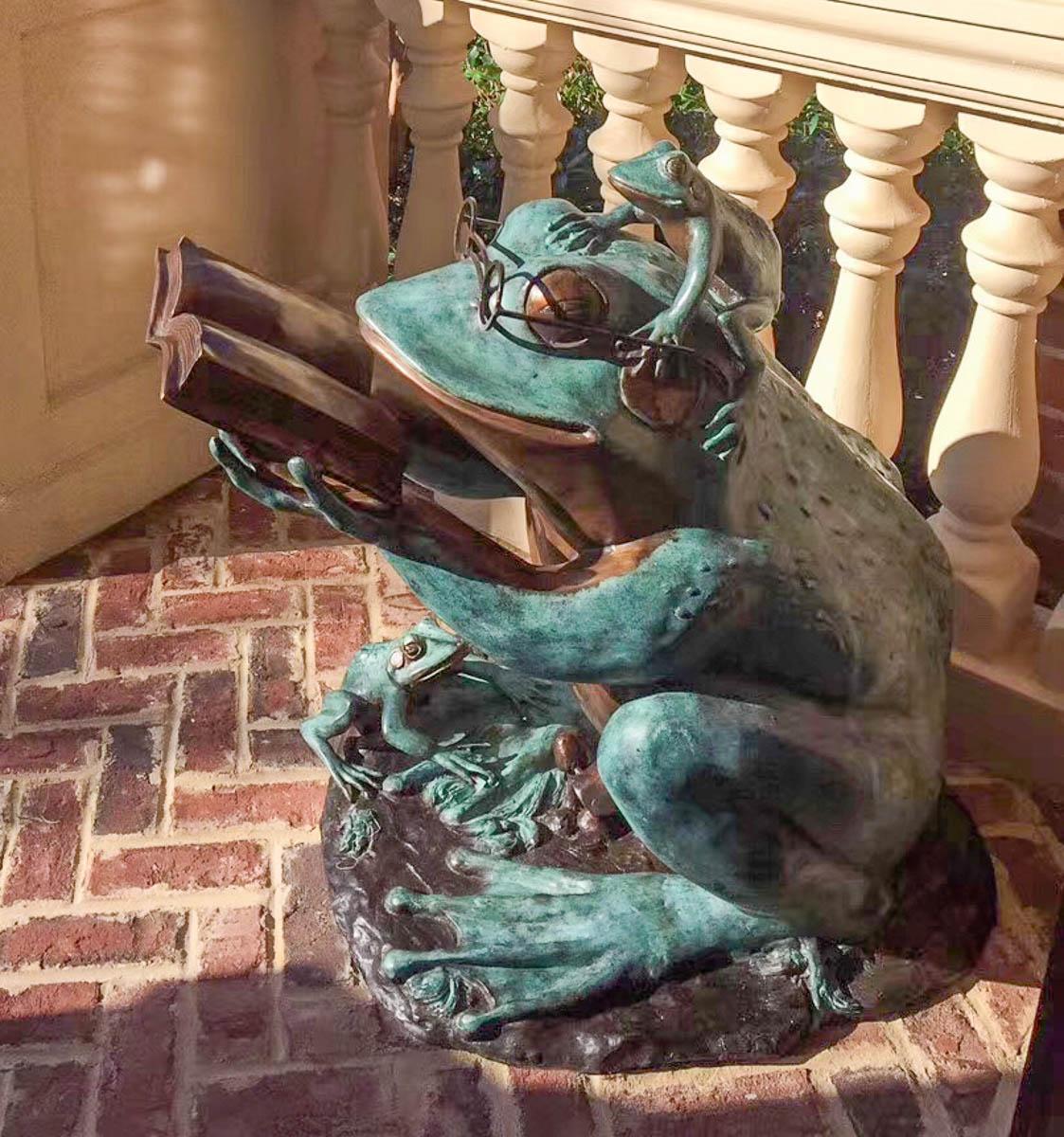 Sculpture d'animal de lecture en bronze, « Frog Prince » Neuf - En vente à Yonkers, NY