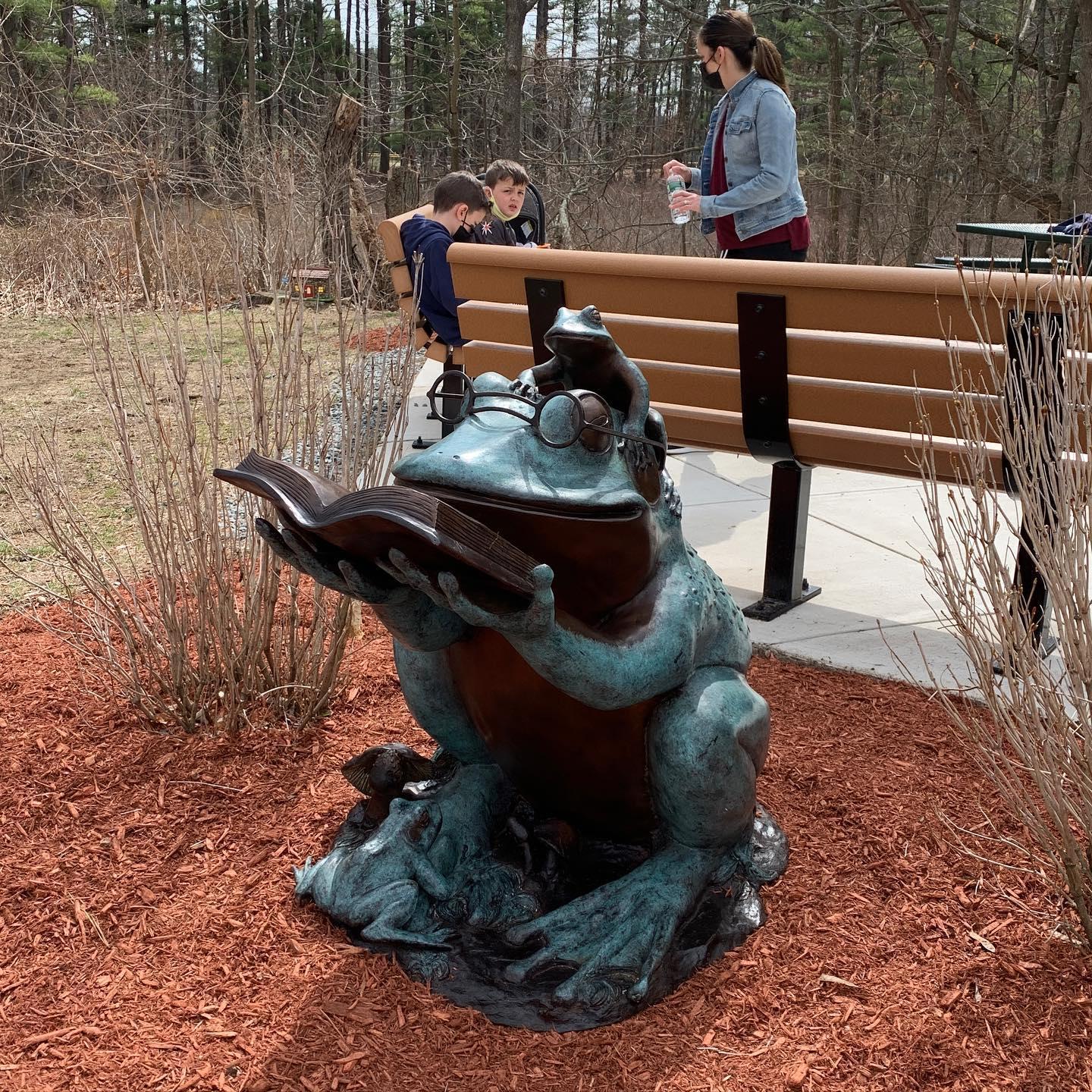 Bronze Sculpture d'animal de lecture en bronze, « Frog Prince » en vente